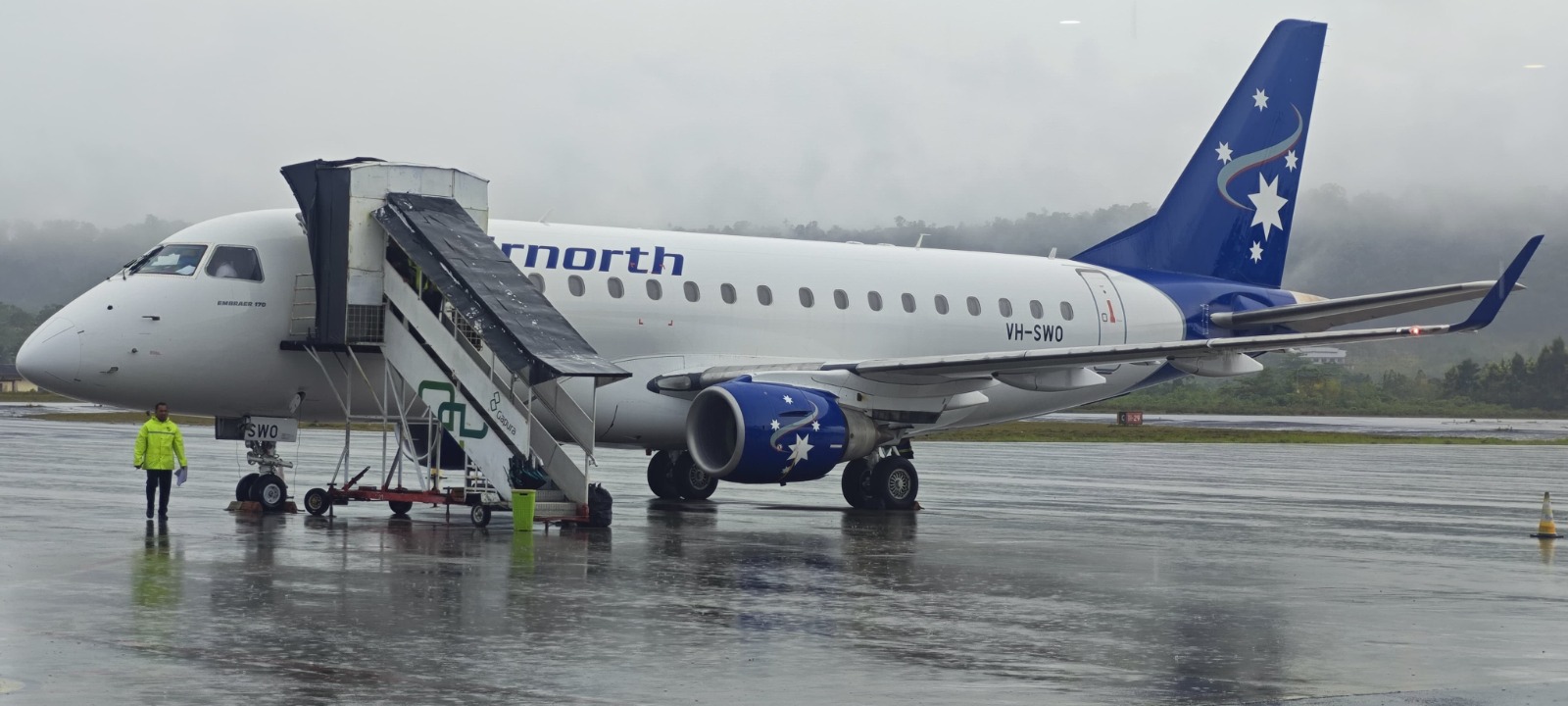 Pesawat Airnorth saat mendarat dan tiba di Bandara Internasional Frans Kaisiepo Biak, Rabu (8/10). (CENDERAWASIH POS/ISMAIL)