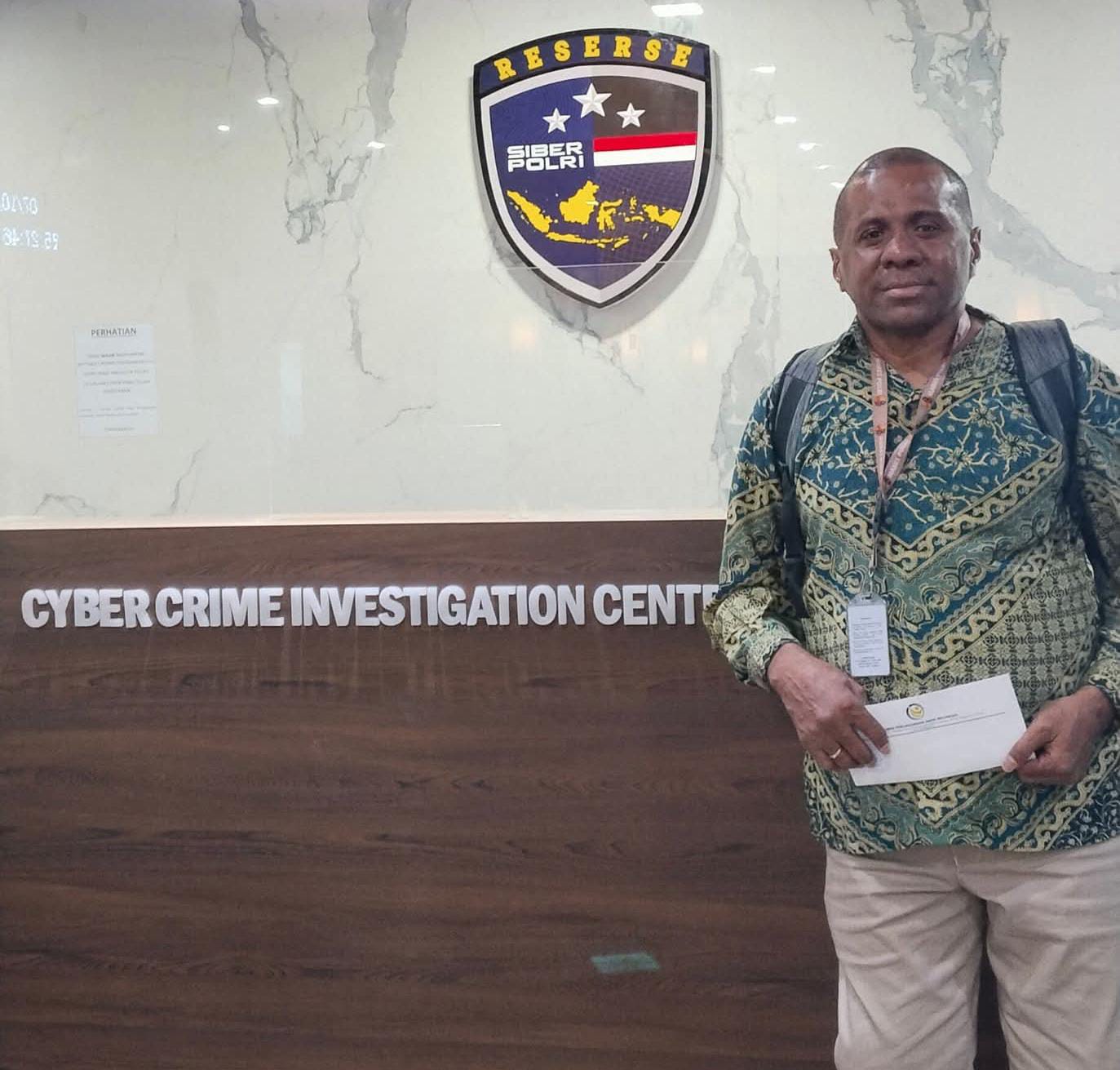 Marinus Yaung saat membawa laporannya ke Mabes Polri terkait kasus fitnah yang diterima di media sosial belum lama ini. (CEPOSONLINE.COM.MARINUS YAUNG)