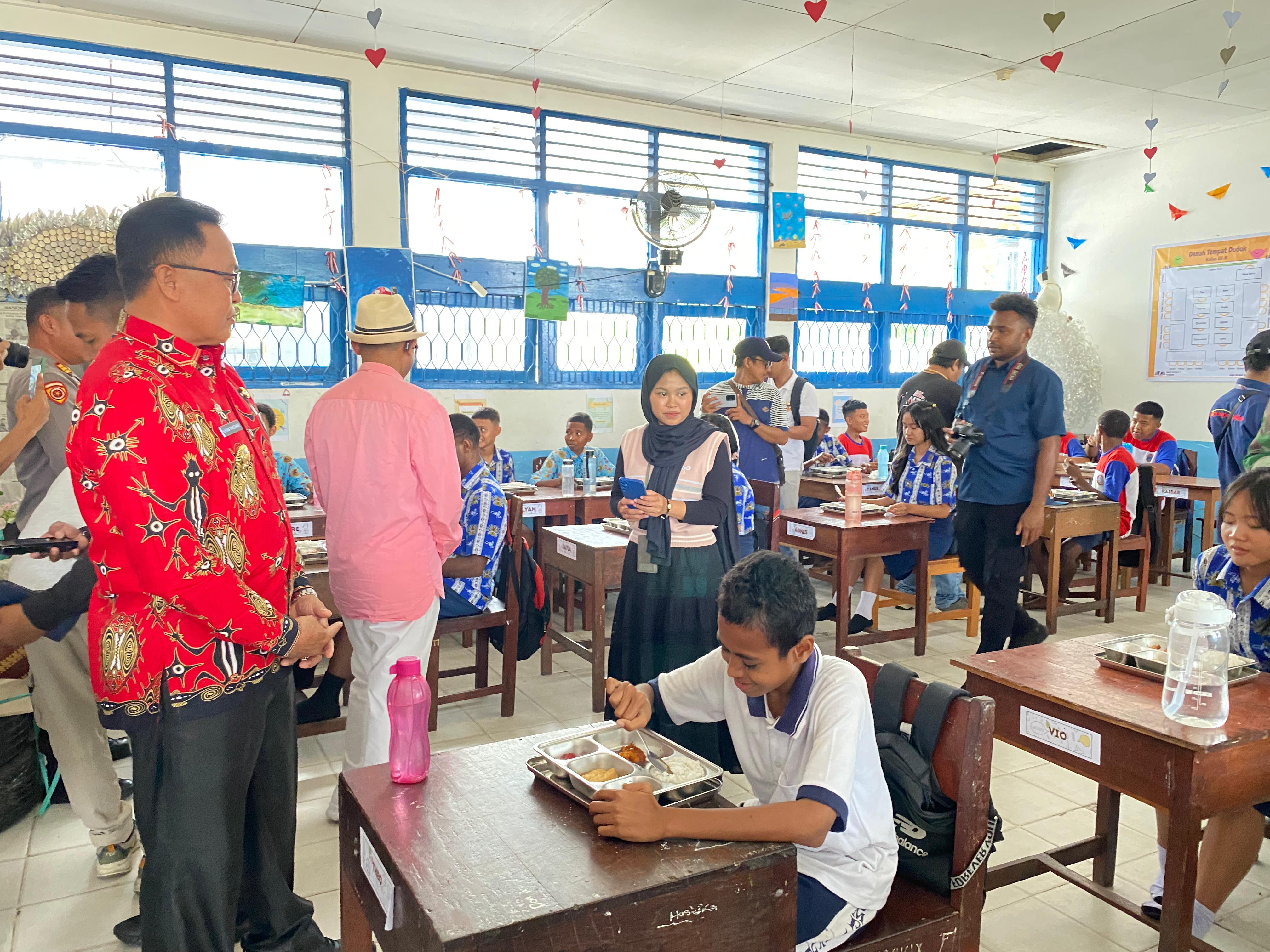 Wakil Bupati Nabire, Burhanuddin Pawennari saat mengunjungi pelajar yang mendapatkan manfaat MBG, di salah satu ruangan kelas, SMPN 1 Nabire, Kamis (9/10/2025). (CEPOSONLINE.COM/THERESIA F. TEKEGE)