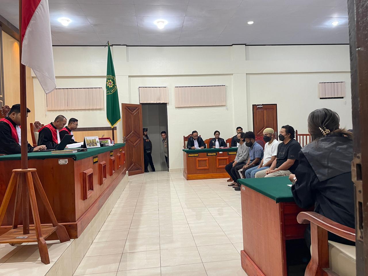 Lanjutan sidang nomor perkara 44/Pid.B/2025/PN Wamena dengan agenda pembacaan pembelaan kepada empat terdakwa, dipimpin Majelis Hakim Ketua, Hirmawan Agung Wicaksono, Kamis (9/10/2025).