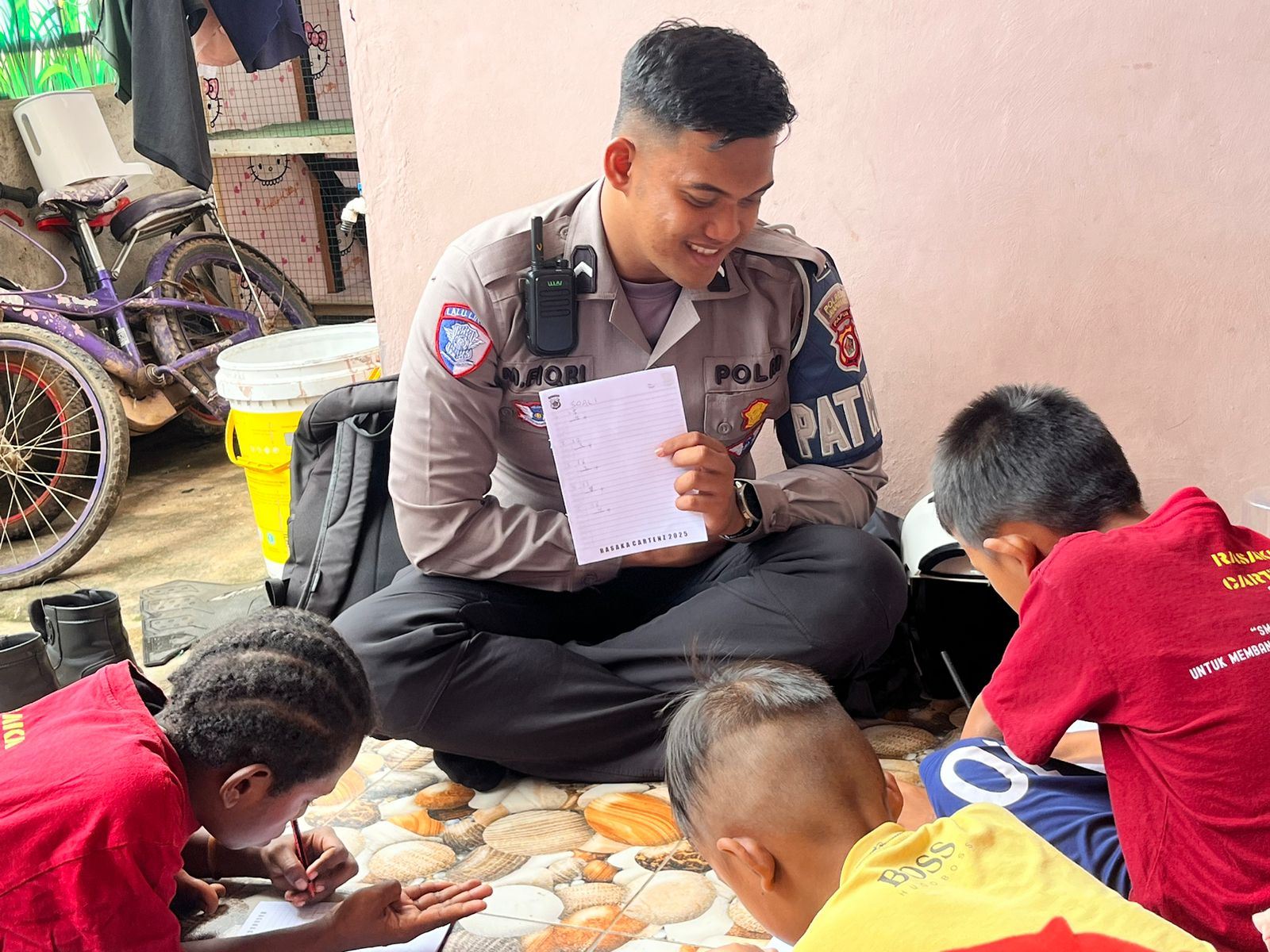 Salah satu anggota polisi dari Polresta Jayapura Kota saat memberikan pelajaran kepada anak-anak. (CEPOSONLINE.COM/HUMAS POLRESTA).