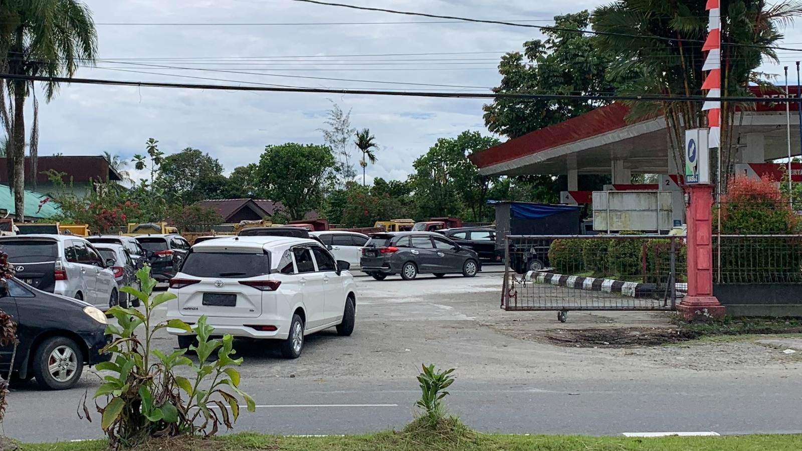 Suasana di SPBU Jalan Cenderawasih SP2. (Foto: Cenderawasih Pos/Moh. Wahyu Welerubun).