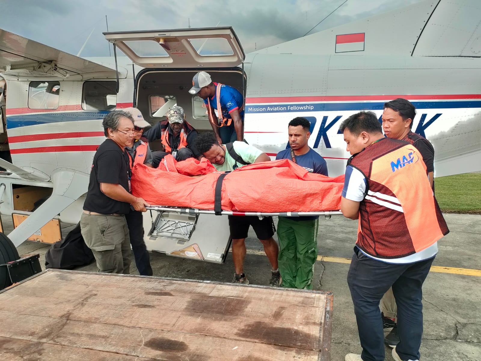 Jazad Melani Wamea (31), saat diterbangkan ke RS. Bhayangkara Jayapura, Jumat (10/10/2025). (CEPOSONLINE.COM/Humas Polda)