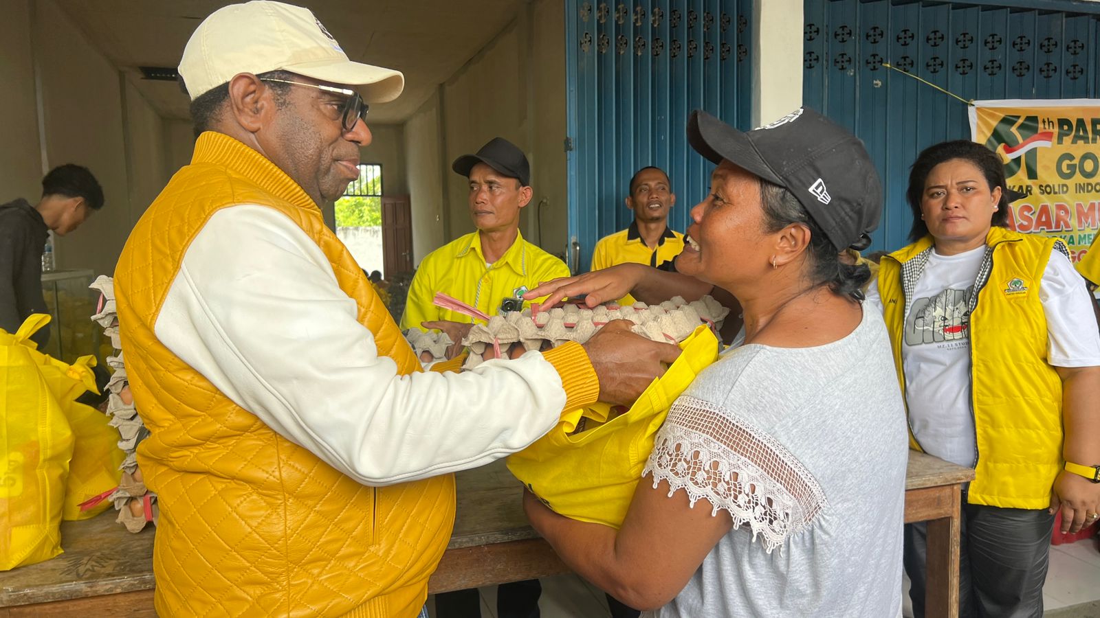 Ketua DPD Golkar Keerom, Piter Gusbager saat menyerahkan paket sembako kepada masyarakat di Kampung Yamua, Distrik Arso Barat, Sabtu (11/10/2025). (CEPOSONLINE.COM/ERIANTO).