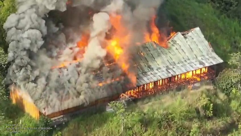 Bangunan SMPN Kiwirok dibakar KKB, Senin (13/10/2025)  (CEPOSONLINE.COM/Humas ODC)