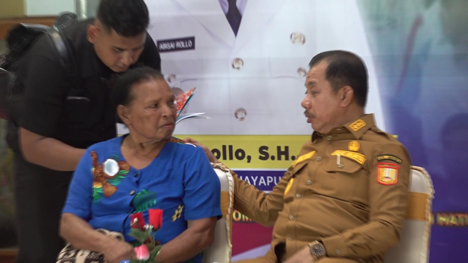 Wakil Wali Kota Jayapura, H.Rustan Saru ketika melayani salah satu warga yang datang menyampaikan keluhannya, Senin (13/10/2025). (CEPOSONLINE.COM/HUMAS PEMKOT).