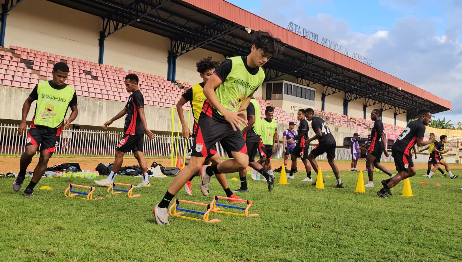 Pemain muda Persipura, Reno Salampessy ketika ikut dalam latihan tim di Stadion Mandala Jayapura, Selasa (14/10/2025) sore. (CEPOSONLINE.COM/HANS PALEN).