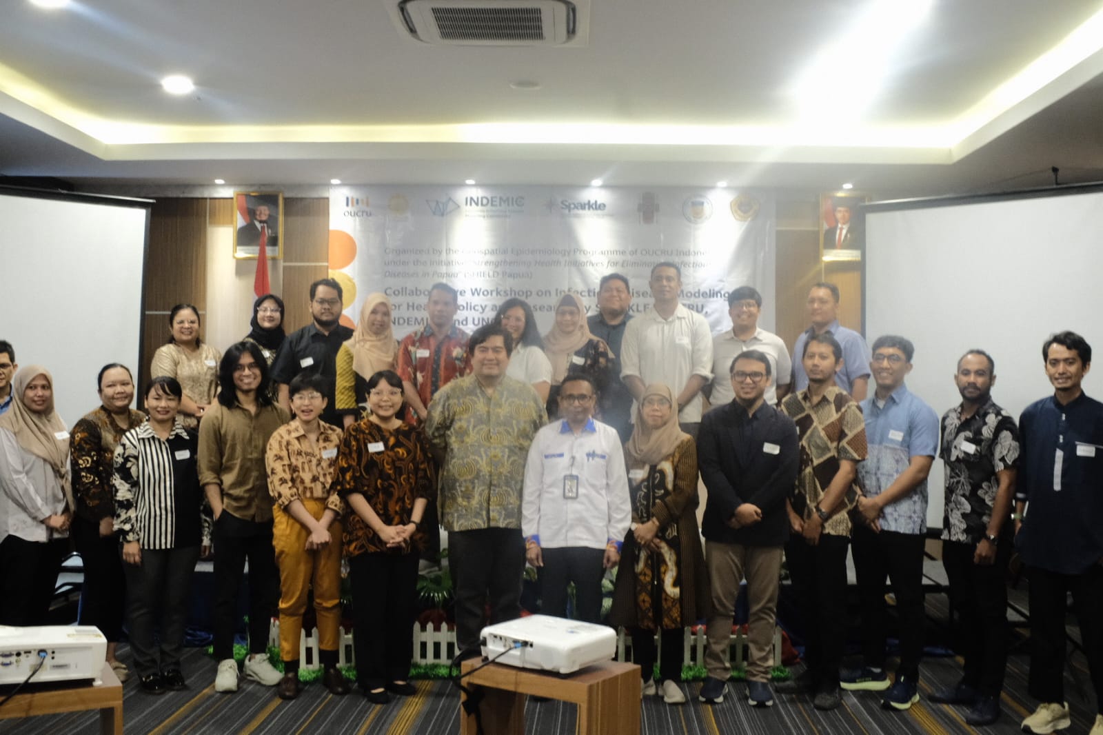 Para peneliti dan praktisi foto bersama di Horison Sentani, Senin (13/10/2025).