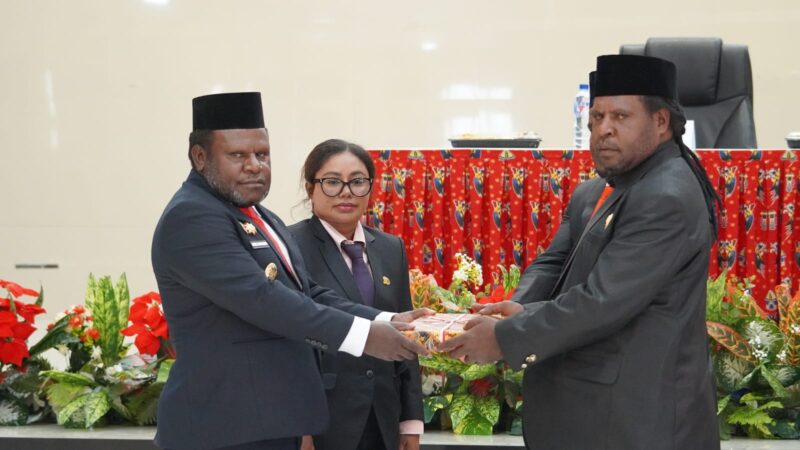 Ketua DPRK Puncak Jaya menyerahkan Rancangan Peraturan Daerah (Raperda) tentang Perubahan Pendapatan dan Belanja Daerah (APBD) Tahun Anggaran 2025, di Ruang Aula Sasanak Kaonak Puncak Jaya.(10/10)
