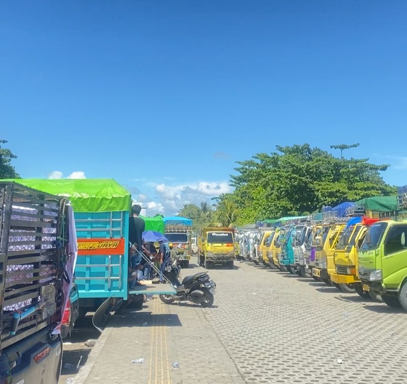 Nampak Para sopir memarkirkan kendaraan di sepanjang Pantai Nabire. (CEPOSONLINE.COM/THERESIA F. TEKEGE)