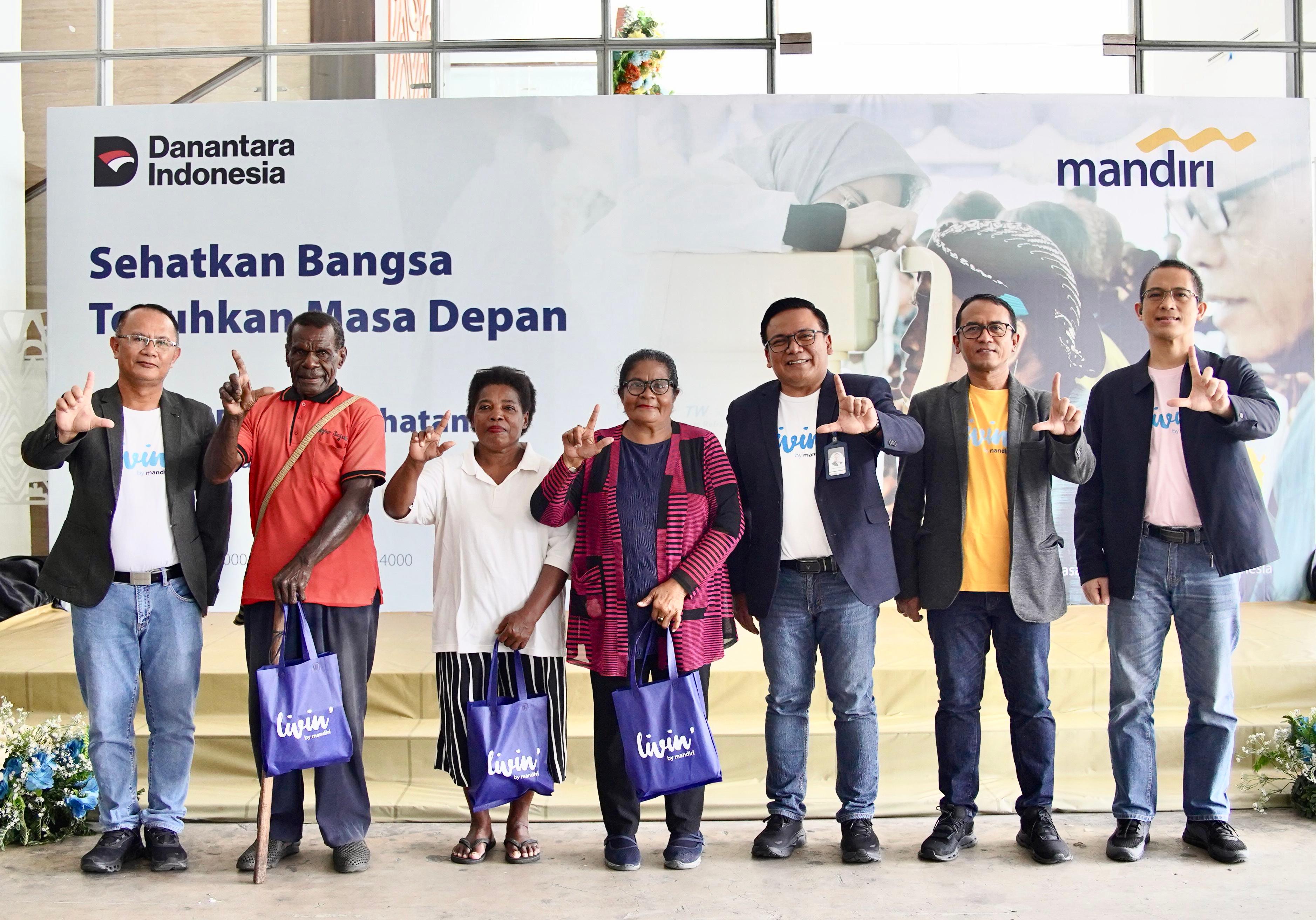 Penyerahan bingkisan multivitamin oleh Regional CEO Bank Mandiri Region XII/Papua Antonius Budi Setiawan dalam kegiatan Mandiri Bakti Kesehatan dengan memberikan pemeriksaan kesehatan dan kacamata.
