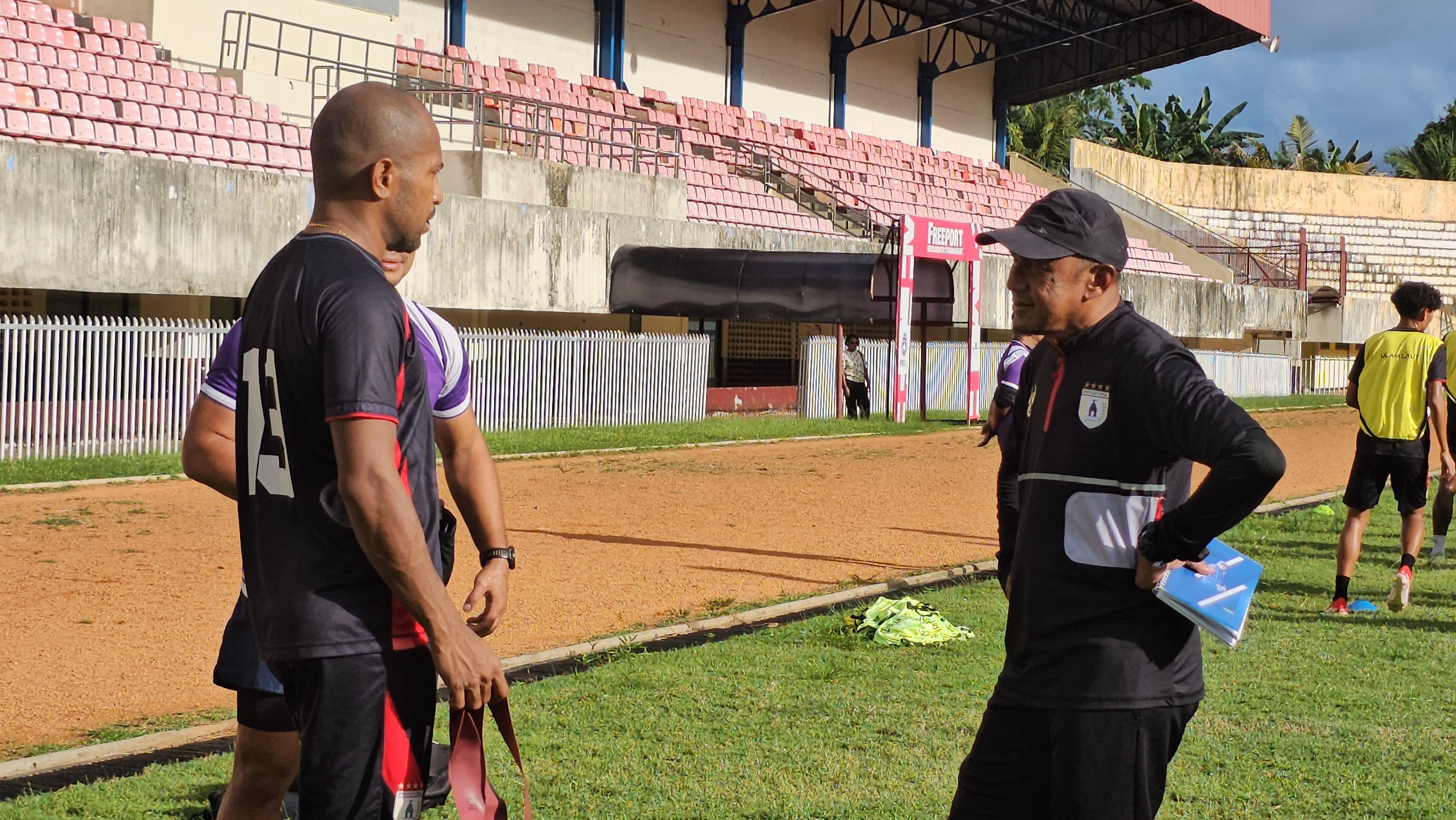 Pelatih Persipura, Rahmad Darmawan saat berdiskusi dengan Ian Louis Kabes disela-sela latihan di Stadion Mandala Jayapura, Selasa (14/10/2025). (CEPOSONLINE.COM/HANS PALEN).