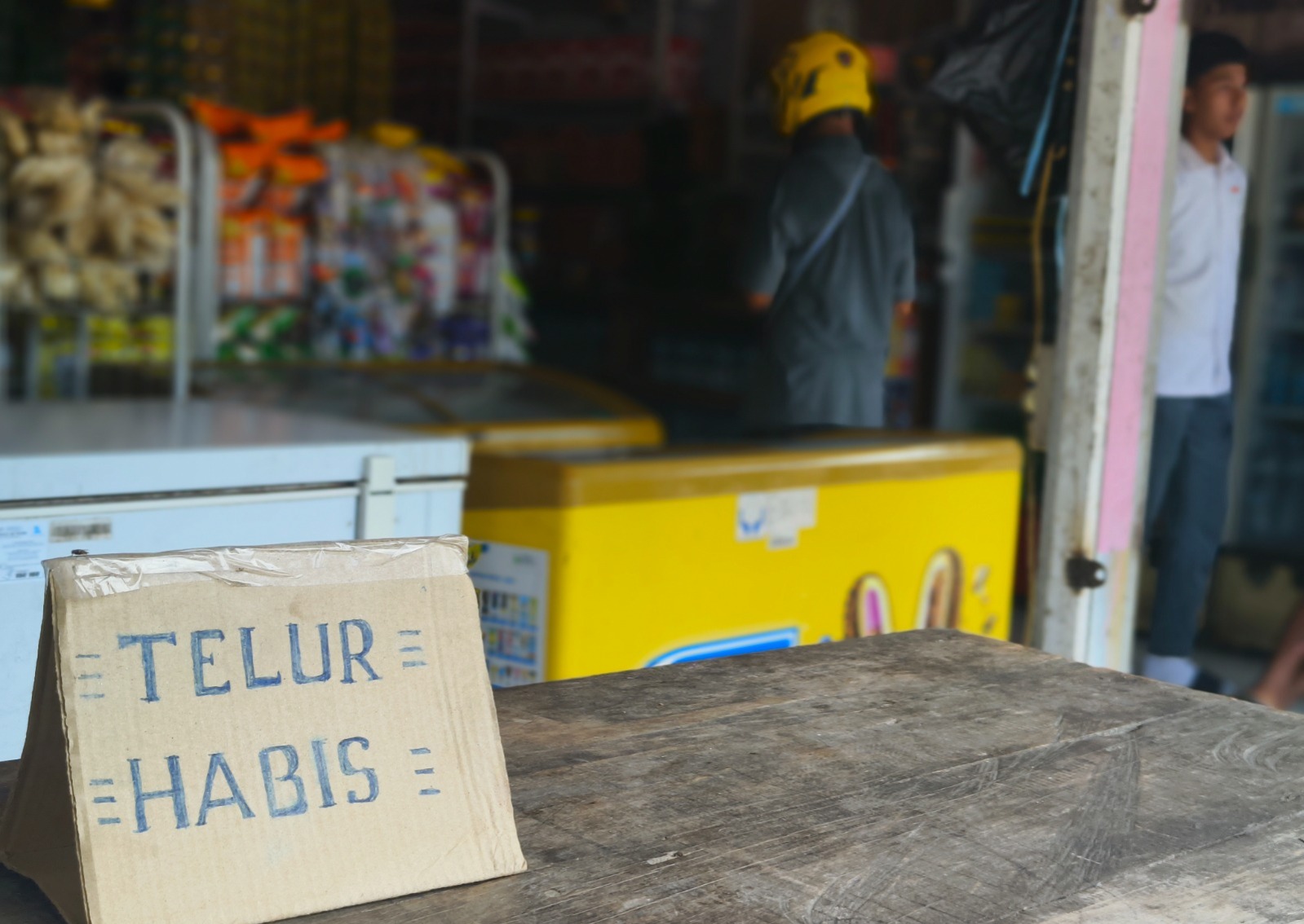 Kondisi stok telur di salah satu toko di Biak, yang mulai kosong, Selasa 10 Oktober 2025. (CENDERAWASIH POS/ISMAIL)