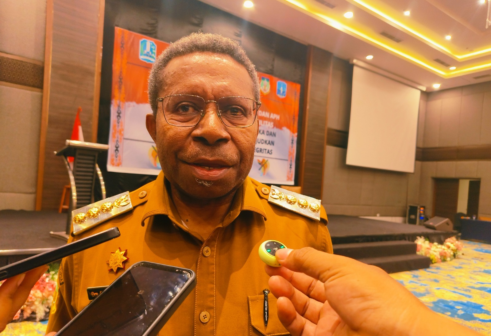 Bupati Waropen, FX Mote, saat diwawancara pada Selasa 14 Oktober 2025. (CENDERAWASIH POS/ISMAIL)