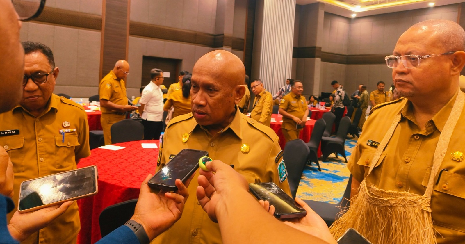 Bupati Biak Numfor Markus Mansnembra, bersama Plt Kepala Inspektorat Provinsi Papua Dani Korwa, saat memberikan keterangan pers pada Selasa 14 Oktober 2025. (CENDERAWASIH POS/ISMAIL)