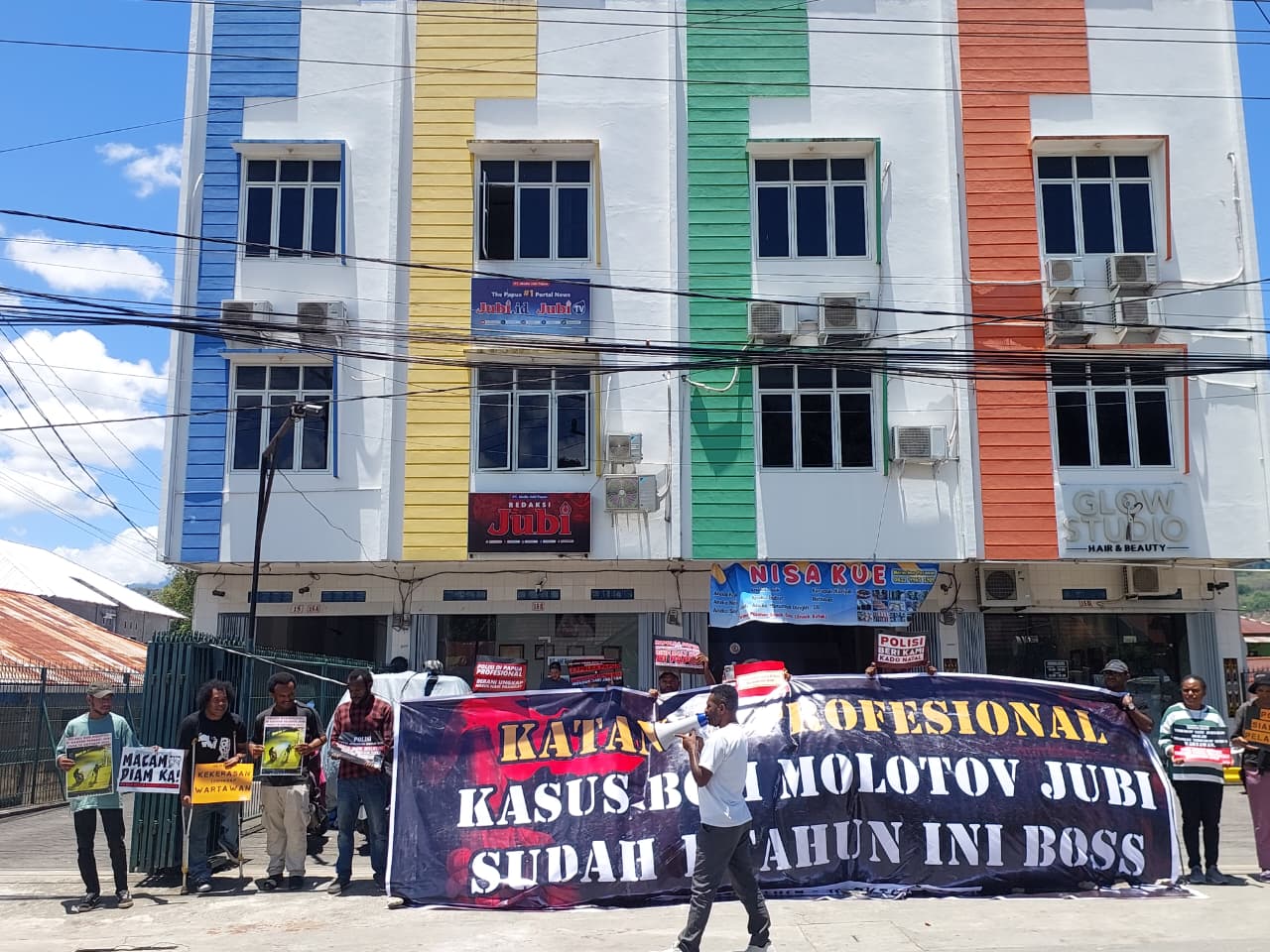 Koalisi Advokasi Keadilan dan Keselamatan Jurnalis di Tanah Papua gelar aksi demonstrasi damai di depan Kantor Jubi, Kamis (16/10/2025).(CEPOSONLINE.COM/Karel)