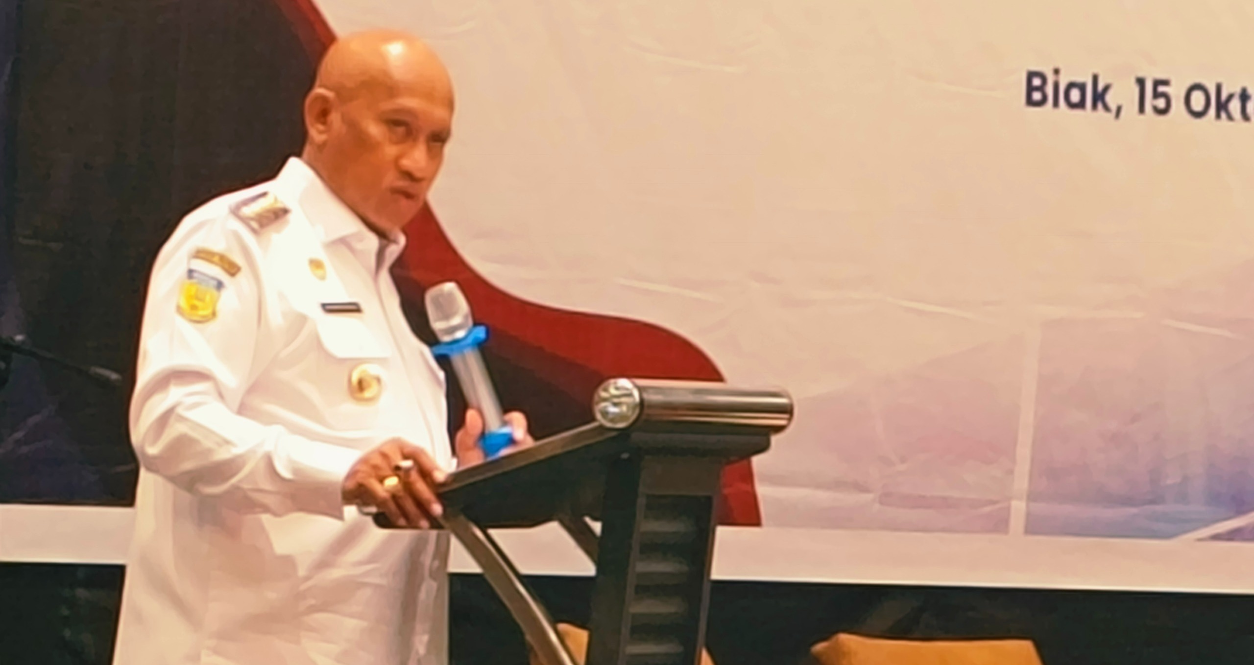 Bupati Biak Numfor, Markus Mansnembra, saat memberi sambutan dalam Workshop Evaluasi Pengelolaan Keuangan dan Pembangunan Desa Kabupaten Biak Numfor bersama BPKP RI Perwakilan Papua.