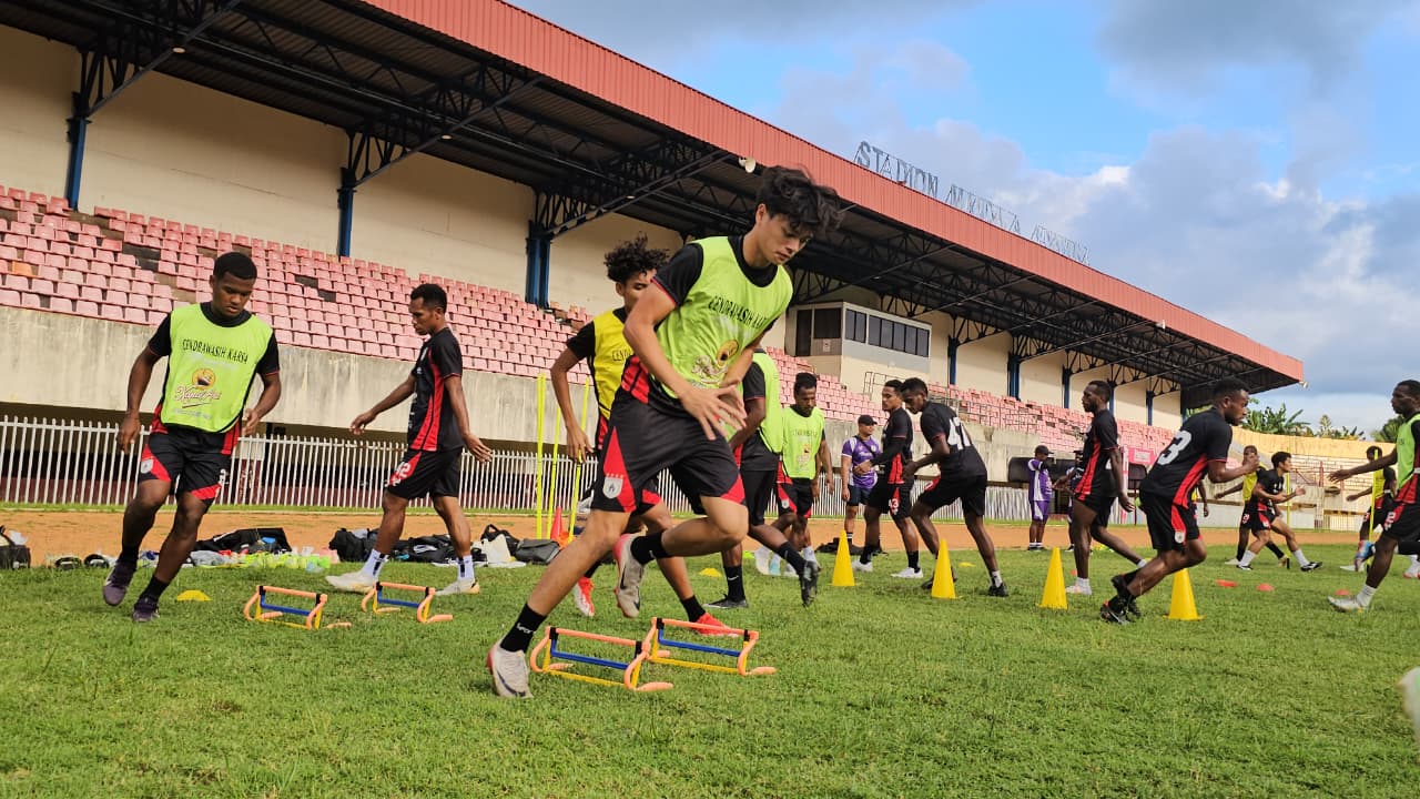 Pemain muda Persipura, Reno Salampessy. (CEPOSONLINE.COM/HANS PALEN).