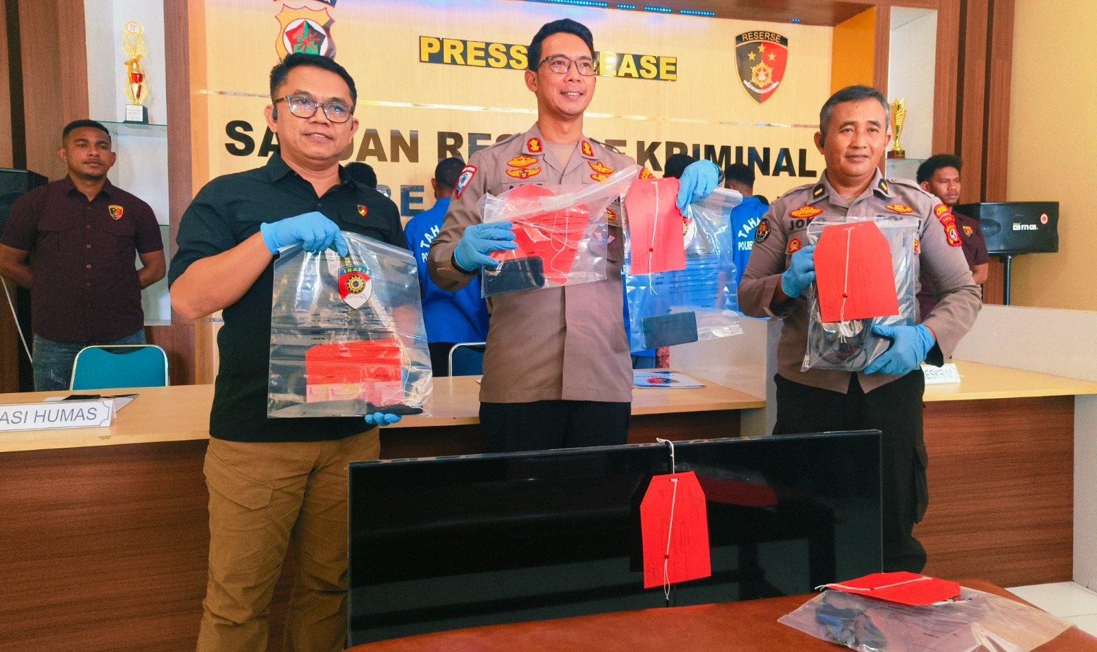 Press Rilis kasus pencurian di Biak Numfor yang dilakukan oleh Satreskrim Polres Biak Numfor, tampak Kapolres Biak Numfor AKBP Arie Trestiawan, dan Kasat Reskrim Polres Biak Iptu Dr. Tantu Usman