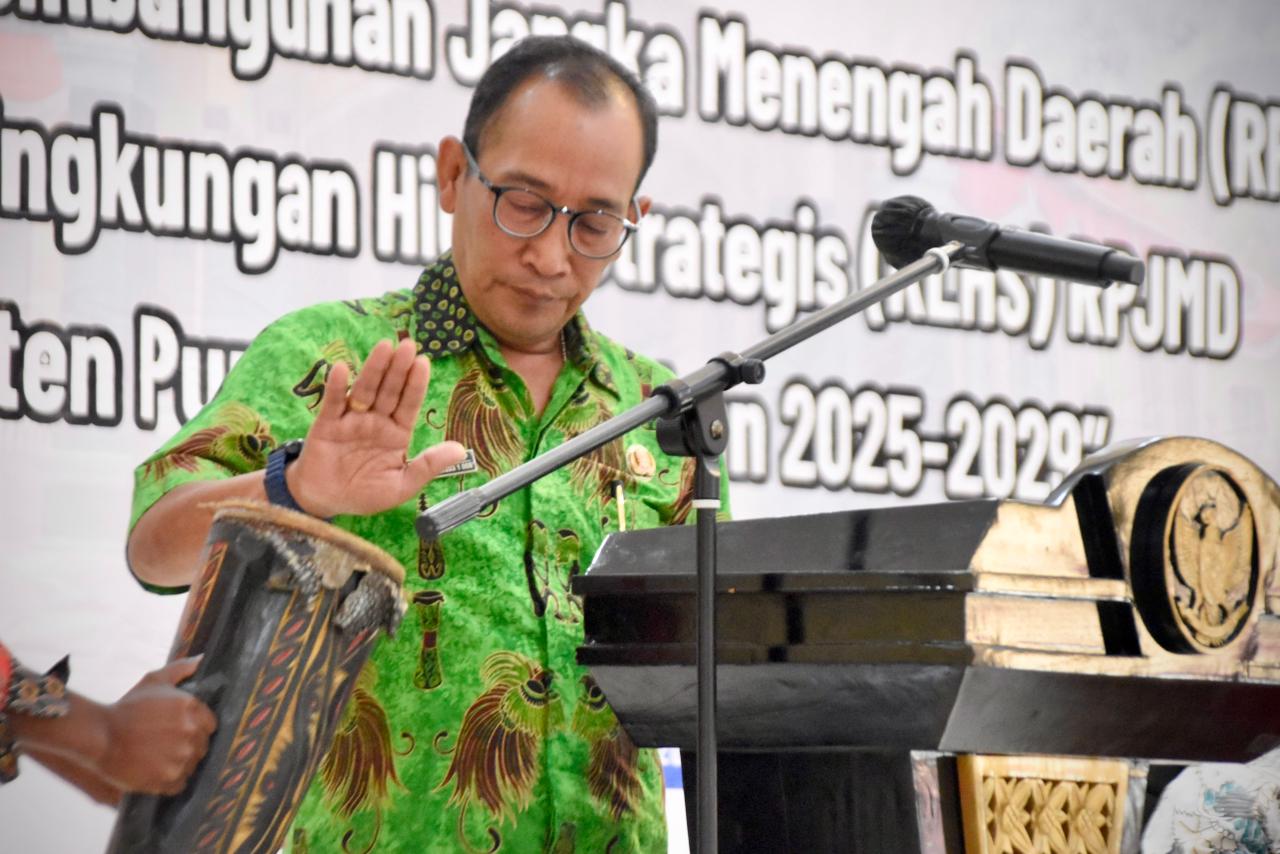 Pelaksana Harian (Plh) Sekretaris Daerah (Sekda) Kabupaten Puncak Jaya, membuka kegiatan RPJMD dengan ditandai pemukulan Tifa. (Dokpim Puncak Jaya).