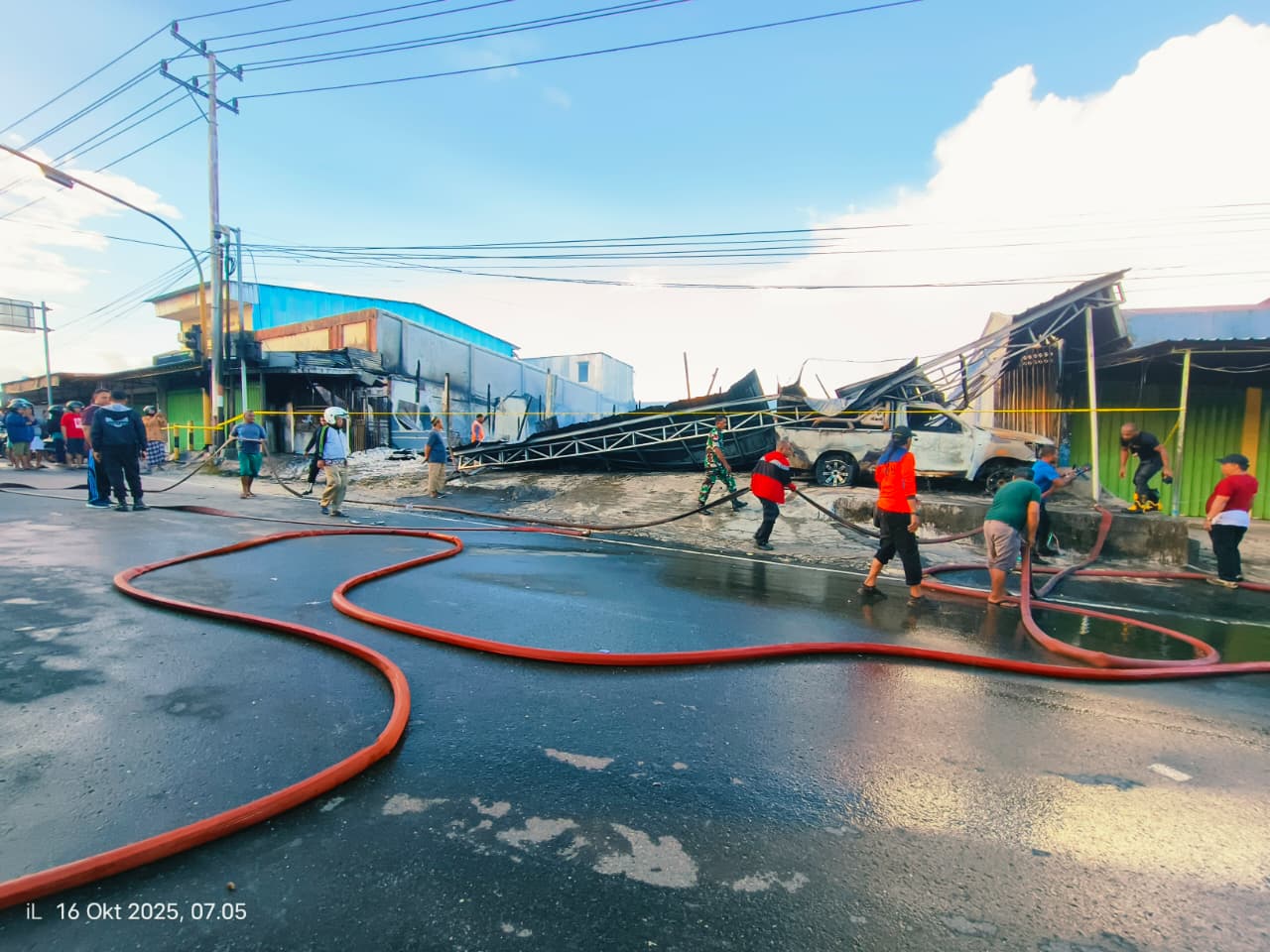 Kebakaran di gudang jastip dan logistik di Biak Numfor, Papua, pada Kamis, 16 Oktober 2025. (CENDERAWASIH POS/ISMAIL)