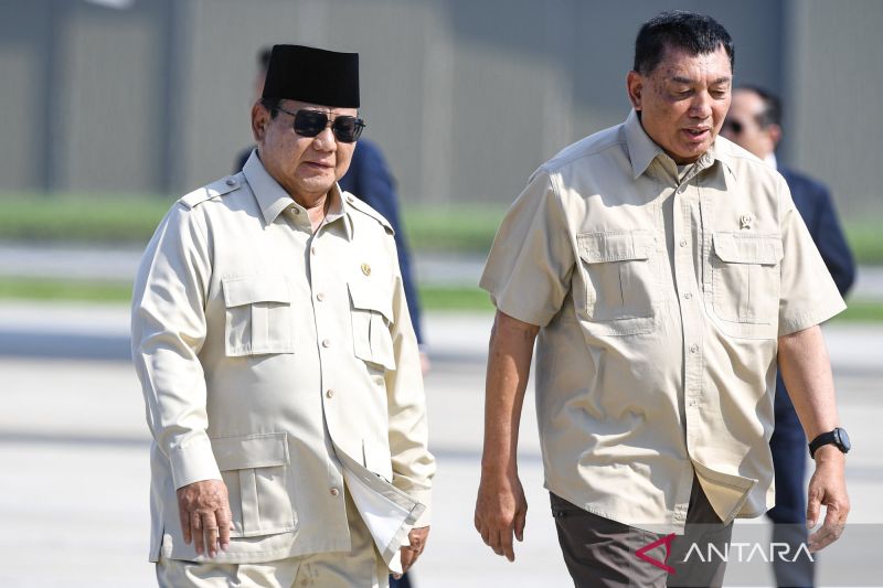 Presiden Prabowo Subianto didampingi Menhan Sjafrie Sjamsoeddin (kanan) usai tiba di Bandara Halim Perdanakusuma, Jakarta, Selasa (14/10/2025). Presiden Prabowo tiba di tanah air usai mengikuti KTT