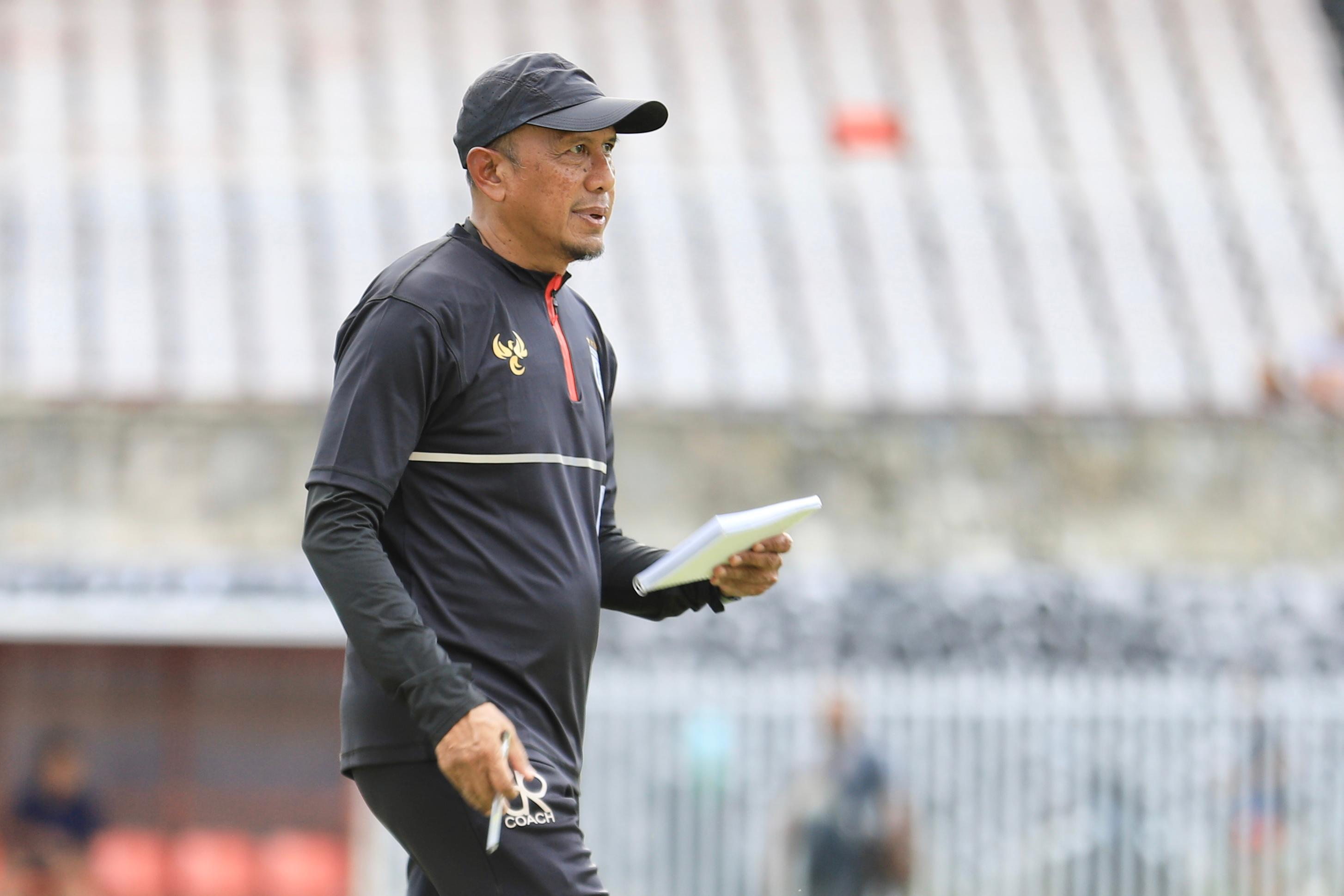 Pelatih Rahmad Darmawan saat memberikan latihan di Stadion Mandala Jayapura, Jumat 17 Oktober 2025. (CENDERAWASIH POS/ ERIANTO)
