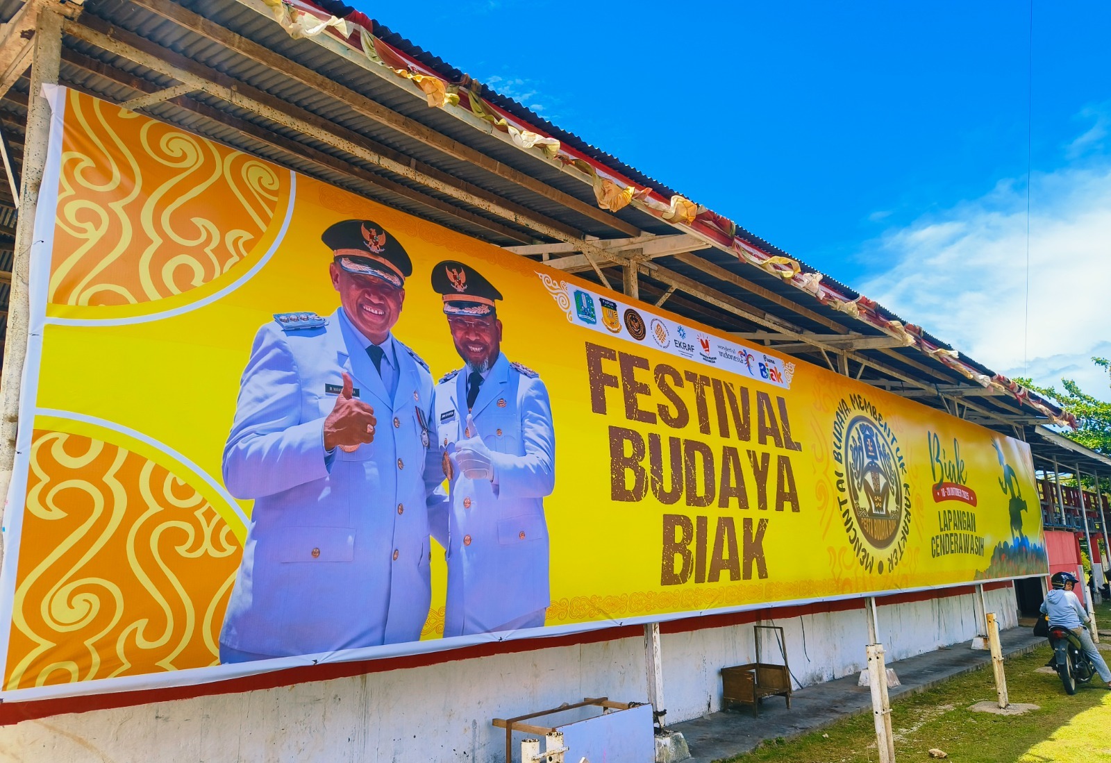 Persiapan penyelenggaraan Festival di Lapangan Putra Cenderawasih Biak pada Kamis 16 Oktober 2025. (CENDERAWASIH POS/ISMAIL)