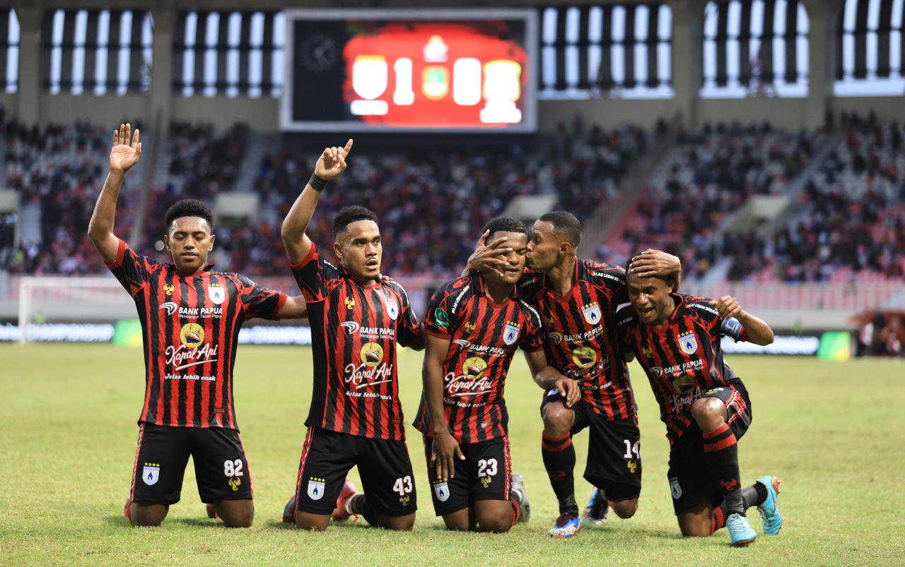 Selebrasi pemain-pemain Persipura setelah Ramai Rumakiek mencetak gol ke gawang Persiba Balikpapan di Stadion Lukas Enembe, Minggu (19/10/2025). (Ceposonline.com/Erianto)