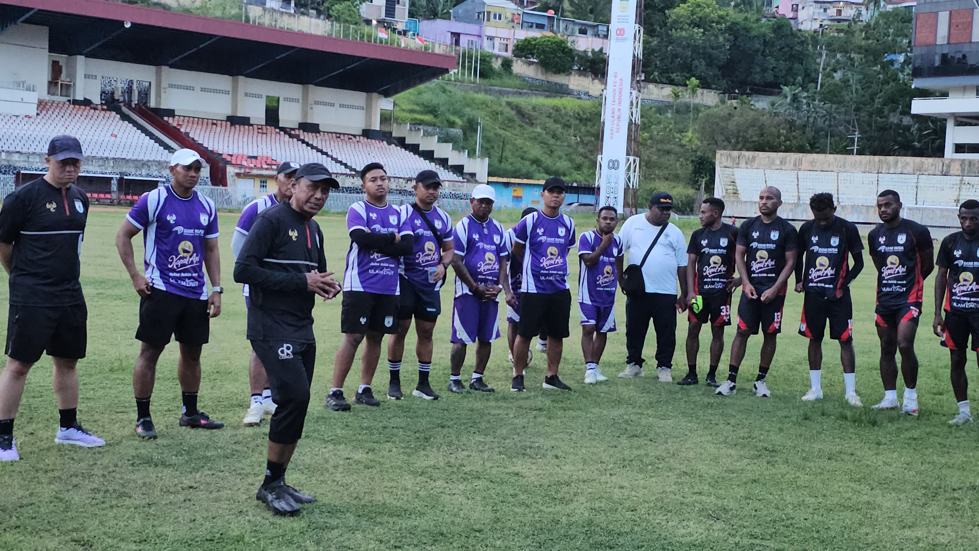 Skuad Persipura ketika menjalani latihan di Stadion Mandala Jayapura belum lama ini. (CEPOSONLINE.COM/HANS PALEN).