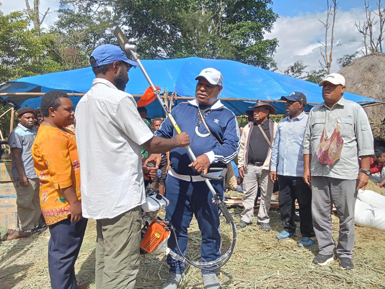 Bupati Jayawijaya Atenius Murib, menyerahkan mesib babat kepada masyarakat saat melakukan Kunker ke Distrik Silo Sukarno Doga Sabtu (18/10/2025)