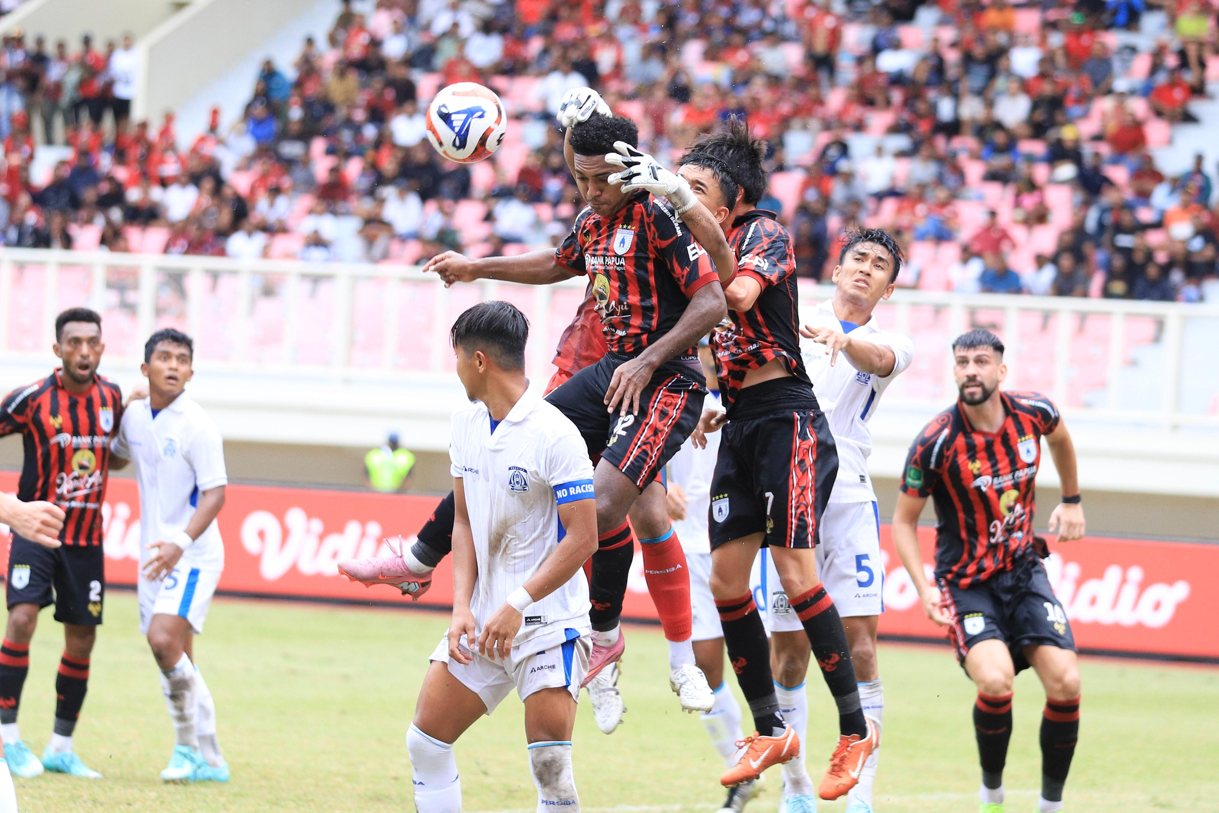 Pemain Persipura ketika menjalani pertandingan melawan Persiba Balikpapan di Stadion Lukas Enembe, Sabtu (19/10/2025) sore. (CEPOSONLINE.COM/ERIANTO).