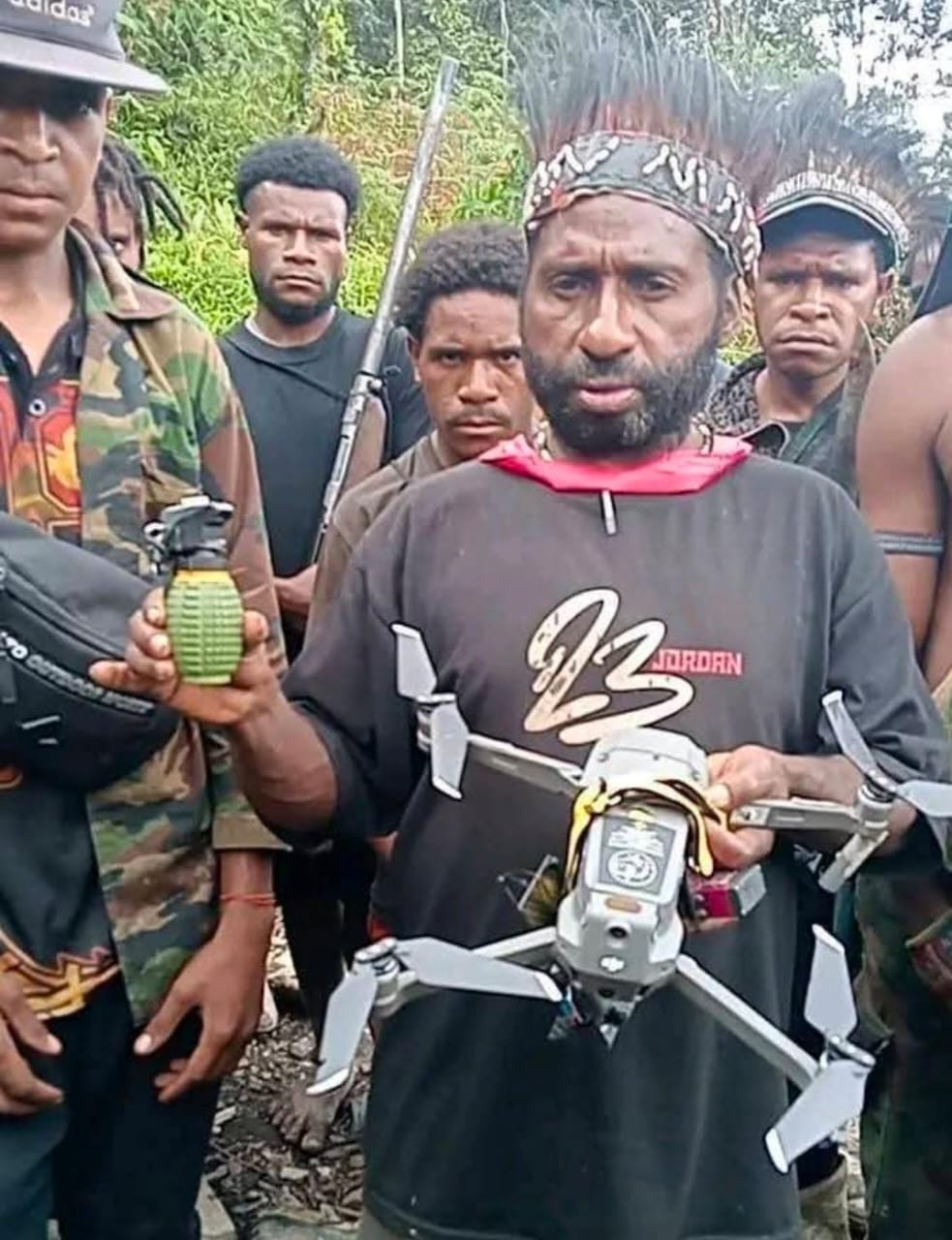 Panglima TPNPB Kodap XV Ngalum Kupel Brigjend Lamek Alipky Taplo memegang drone dan granat. (CEPOSONLINE.COM/SEBBY)
