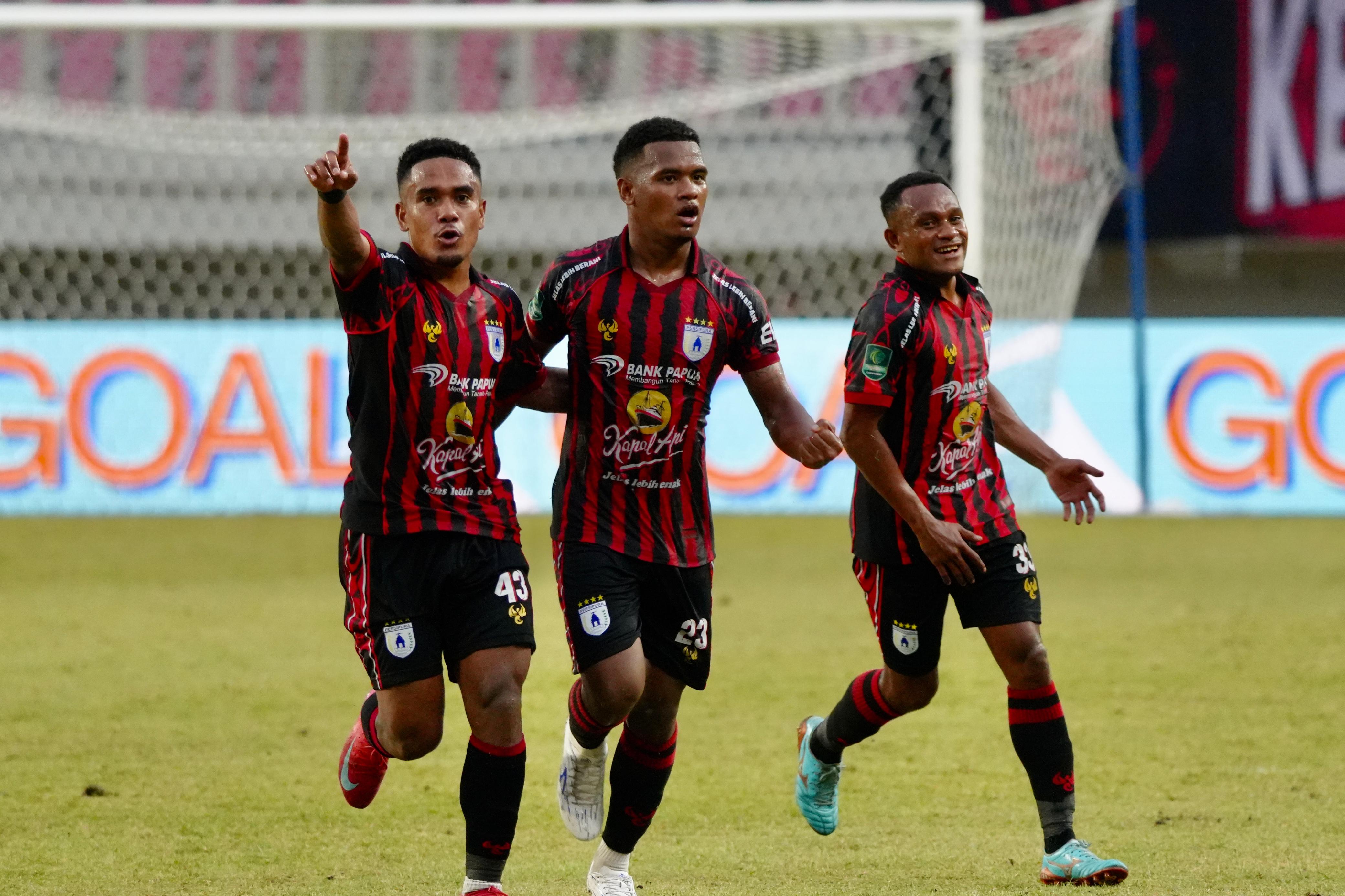 Ramai Rumakiek melakukan selebrasi dengan rekannya usai mencetak gol kegawang Persiba Balikpapan. (CEPOSONLINE.COM/ISTIMEWA PERSIPURA)
