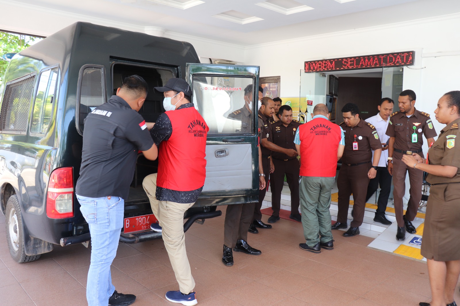 Dua tersangka dugaan korupsi pembangunan air bersih di Distrik Firiwage sebesar Rp 2,8 miliar, yakni Kadis PUPR Boven Digoel berinisial FT dan Direktur CV Bangun Sarana Papua berinisial K.