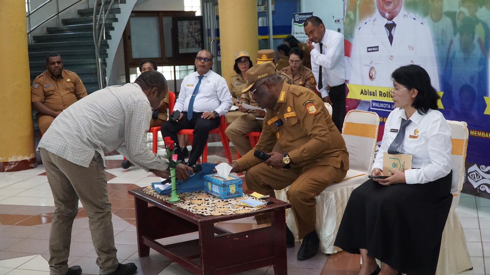Wali Kota Jayapura, Abisai Rollo saat menerima aspirasi salah satu warga. (CEPOSONLINE.COM/HANS PALEN).
