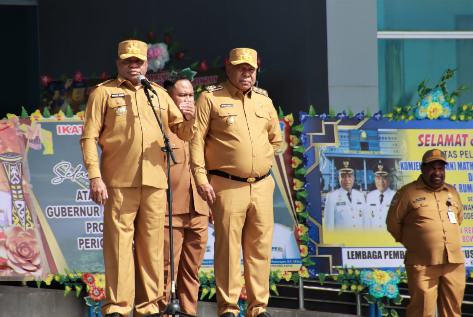 Gubernur Papua, Matius Fakhiri saat memimpin apel perdana di halaman kantor gubernur Jl Soa Siu, Jayapura Utara, Senin (20/10/2025)