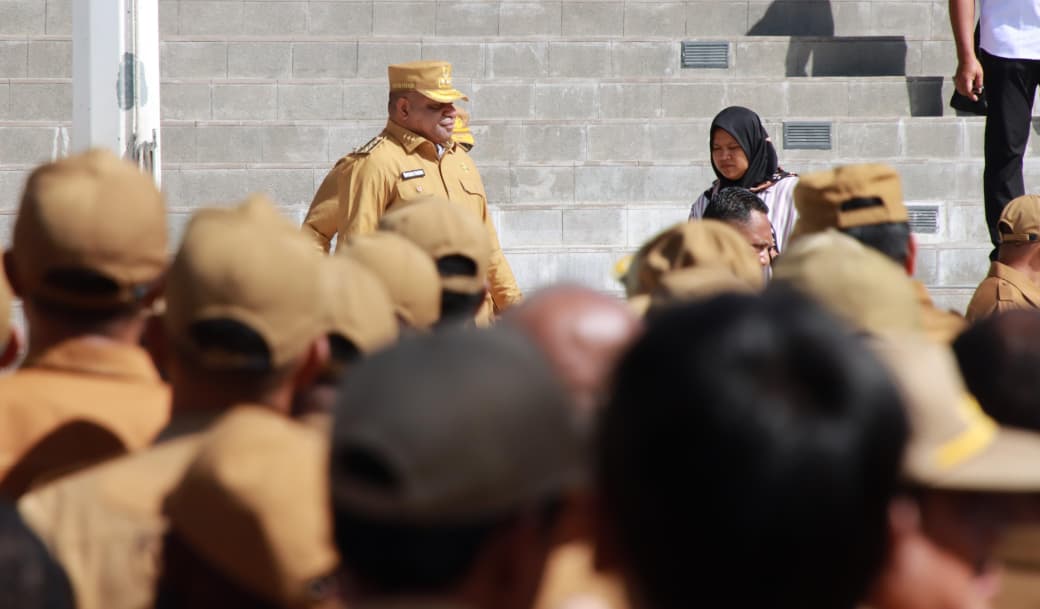 Gubernur, Matius Fakhiri saat memimpin apel perdananya di Halaman Kantor Gubernur Jl Soa Siu, Jayapura Utara, Kota Jayapura, Senin (20/10/2025) (CEPOSONLINE/GAMEL)
