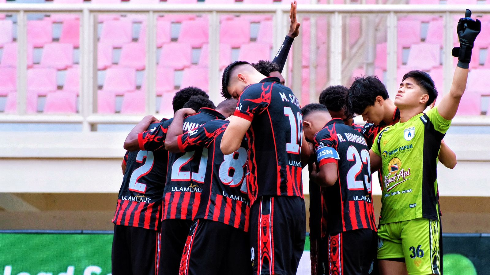 Skuat Persipura saat laga melawan Persiba Balikpapan di Stadion Lukas Enembe Sentani, Jayapura, pada Sabtu 18 Oktober 2025. (CEPOSONLINE/GRATIANUS&nbsp;SILAS)
