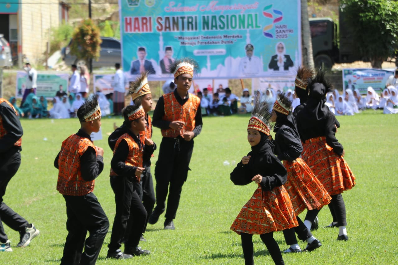 Penampilan Penari Yospan dalan Peringatan HSN di Lapangan Upacara Pondok Pesantren Hidayatullah, Koya, Distrik Muara Tami, Rabu (22/10/2025).