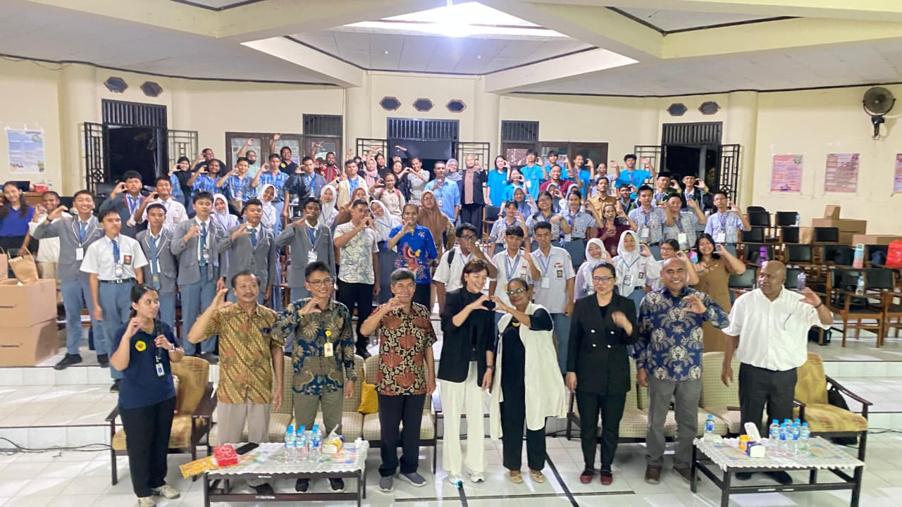 Momen penyerahan hadiah kepada peserta juara dan foto bersama usai kegiatan berlangsung, tanpak para siswa senyum bahagia, Selasa (21/10).