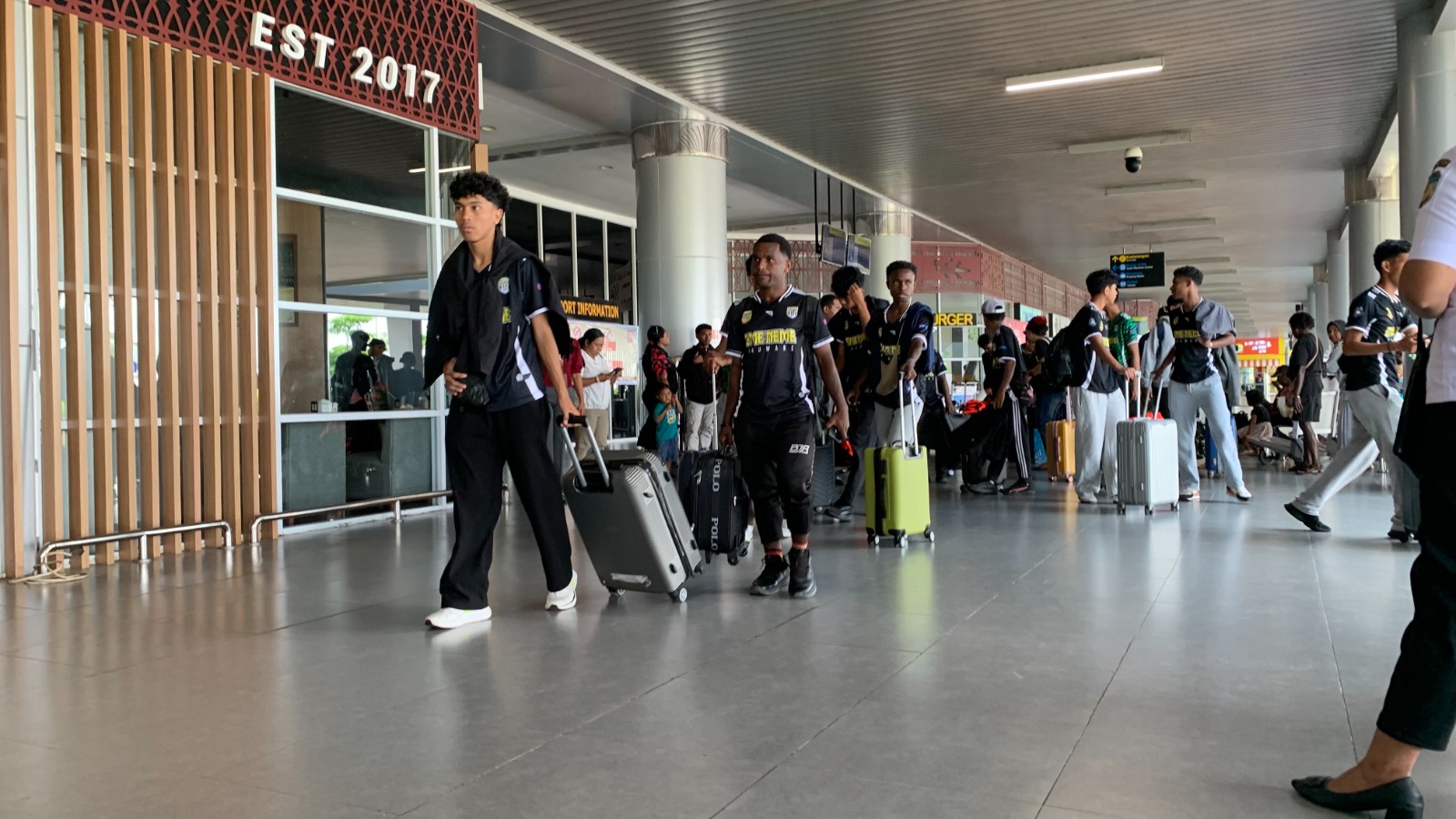 Para pemain Tim Sepak Bola PPLPD berjalan memasuki terminal keberangkatan, Rabu, 22 Oktober 2025. (Cenderawasih Pos/Moh. Wahyu&nbsp;Welerubun).