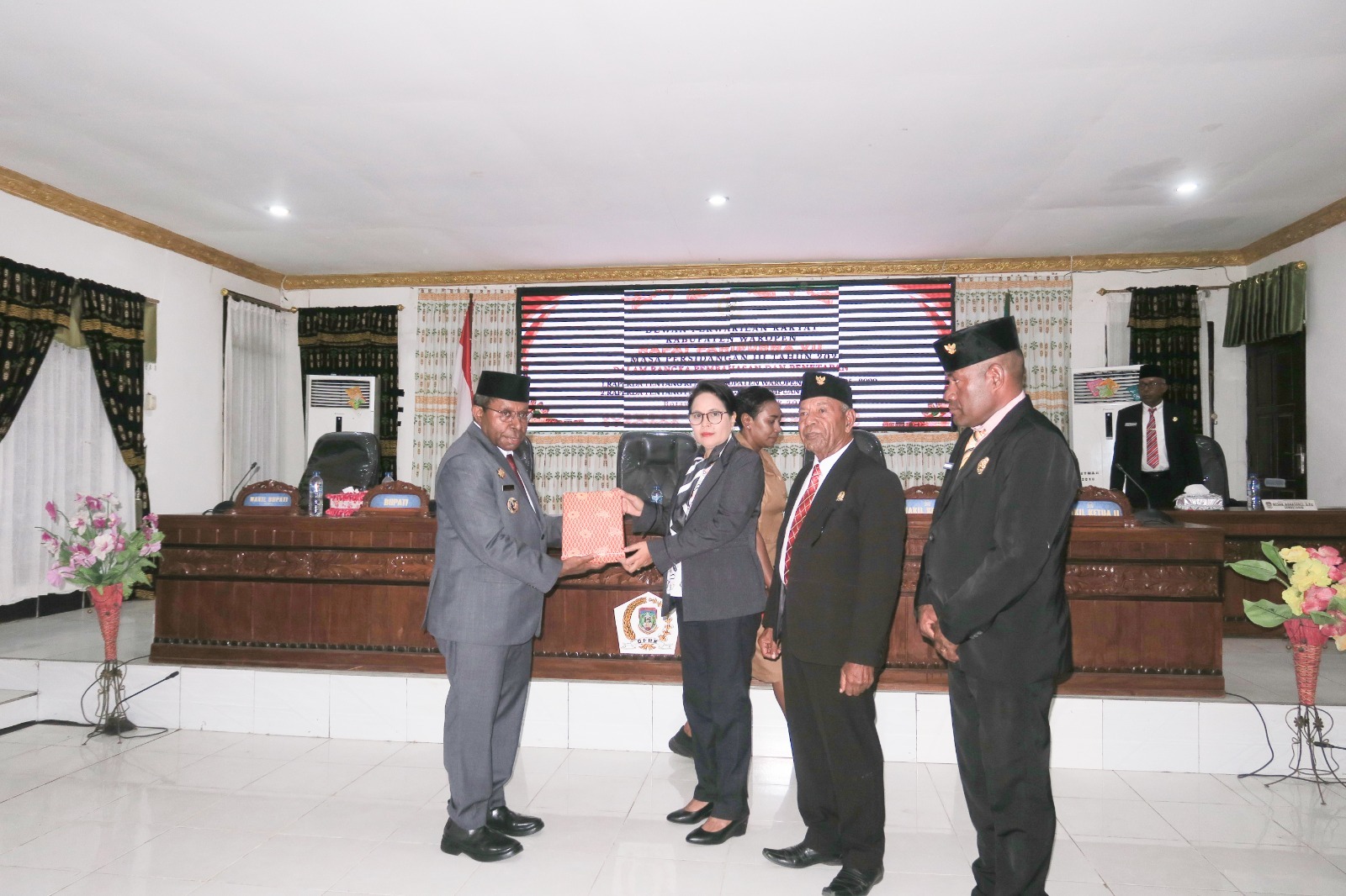 Bupati Waropen FX Mote (kiri) saat menyerahkan RPJMD 2025-2029 ke DPRK Waropen. (CENDERAWASIH&nbsp;POS/ISMAIL)