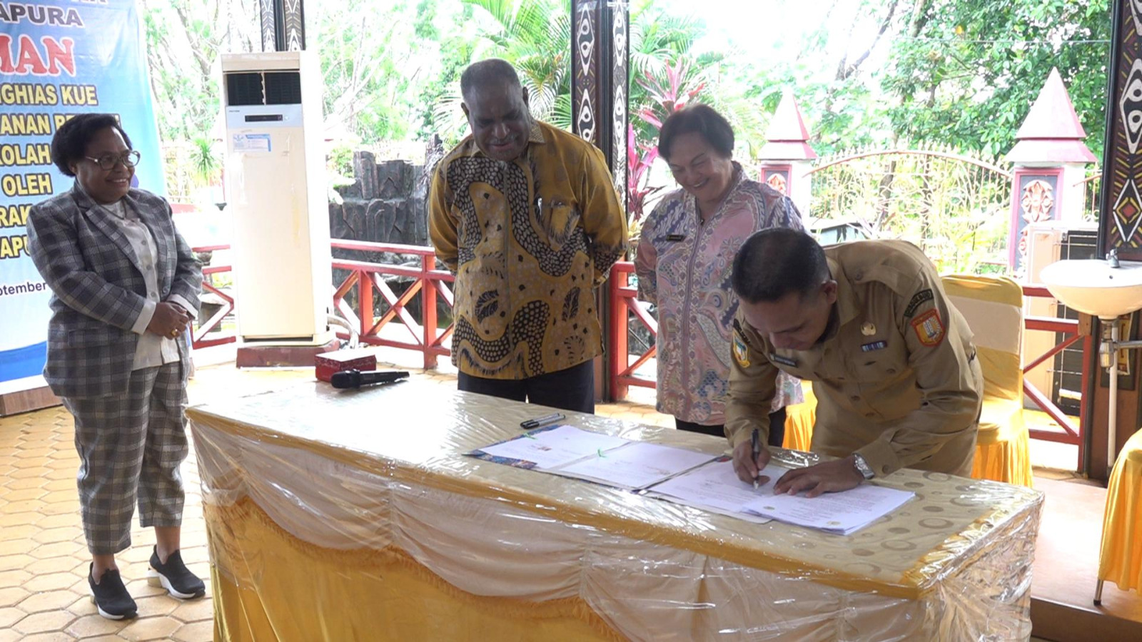 Wali Kota Jayapura, Abisa Rollo bersama Kepala Dinas Pendidikan Kota Jayapura, Rocky Bebena ketika melakukan penandatangan kerja sama dengan pihak Yayasan Gema Valentine, Selasa (21/10/2025).