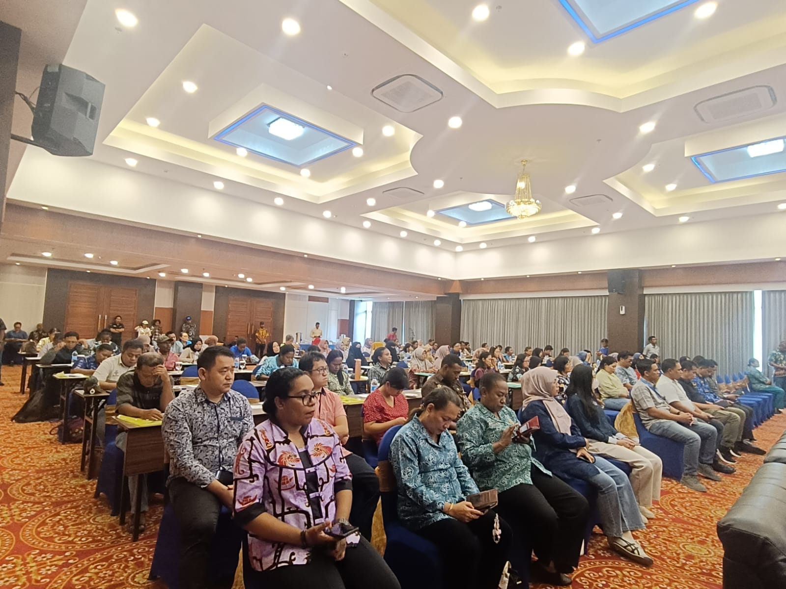 Suasana bimbingan teknis CPPOB -IRTP, sekaligus penandatanganan komitmen bersama pengembangan produk pangan kemasan di Kabupaten Jayapura, di Hotel Horison Sentani, Kamis (23/10/2025).