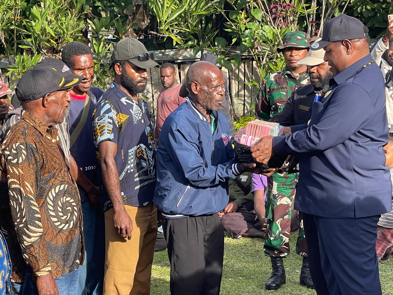 Bupati Jayawijaya Atenius Murib saat menyerahkan dana desa kepada sejumlah kepala kampung dari 4 Distrik di halaman Kantor Distrik Asolokobal, Jumat (24/102025). (Ceposonline.com/Deni Tonjau)