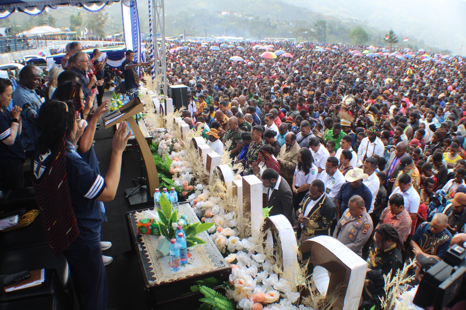 Ribuan umat Gereja Injili di Indonesia (GIDI) dari 18 klasis yang tergabung dalam Wilayah GIDI Toli memadati Lapangan Pendidikan Karubaga, Selasa (20/10/2025). (Ceposonline.com/Diskomdigi Tolikara)