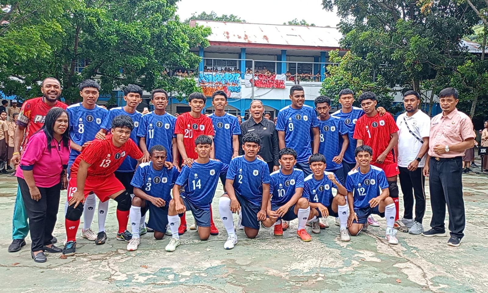 Tim Futsal SMAN 4 Jayapura foto bersama dengan Kepala SMAN 4 Jayapura, Widya Kusmayanti, pelatih kepala, asisten pelatih, guru, dan ratusan siswa dalam acara pelepasan mengikuti Futsal Series 2025 d