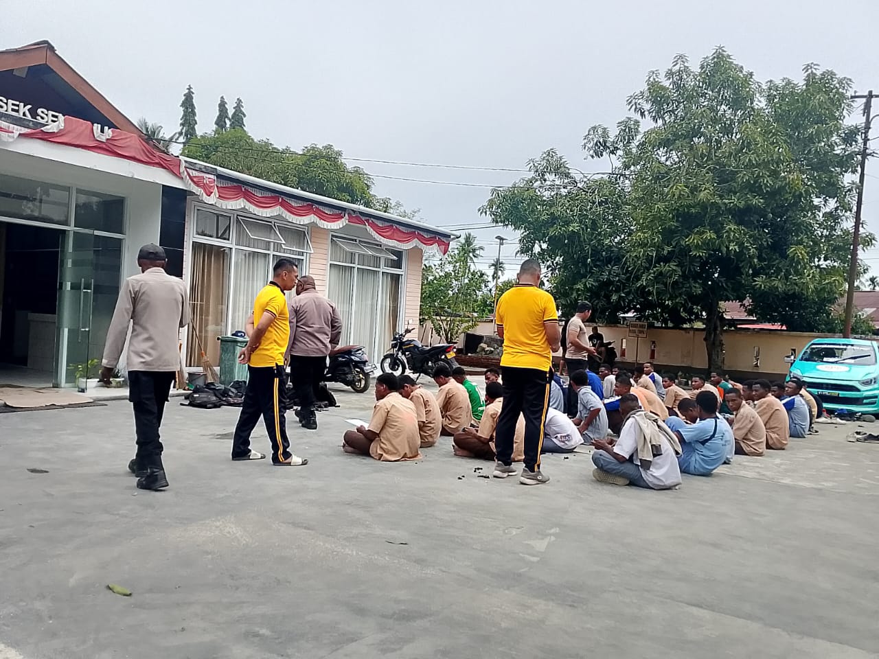 Puluhan pelajar saat diberikan pencerahan dan diamankan langsung didepan halaman Polsek Sentani Kota, Kamis (24/10). (CEPOSONLINE.COM_YOHANA)