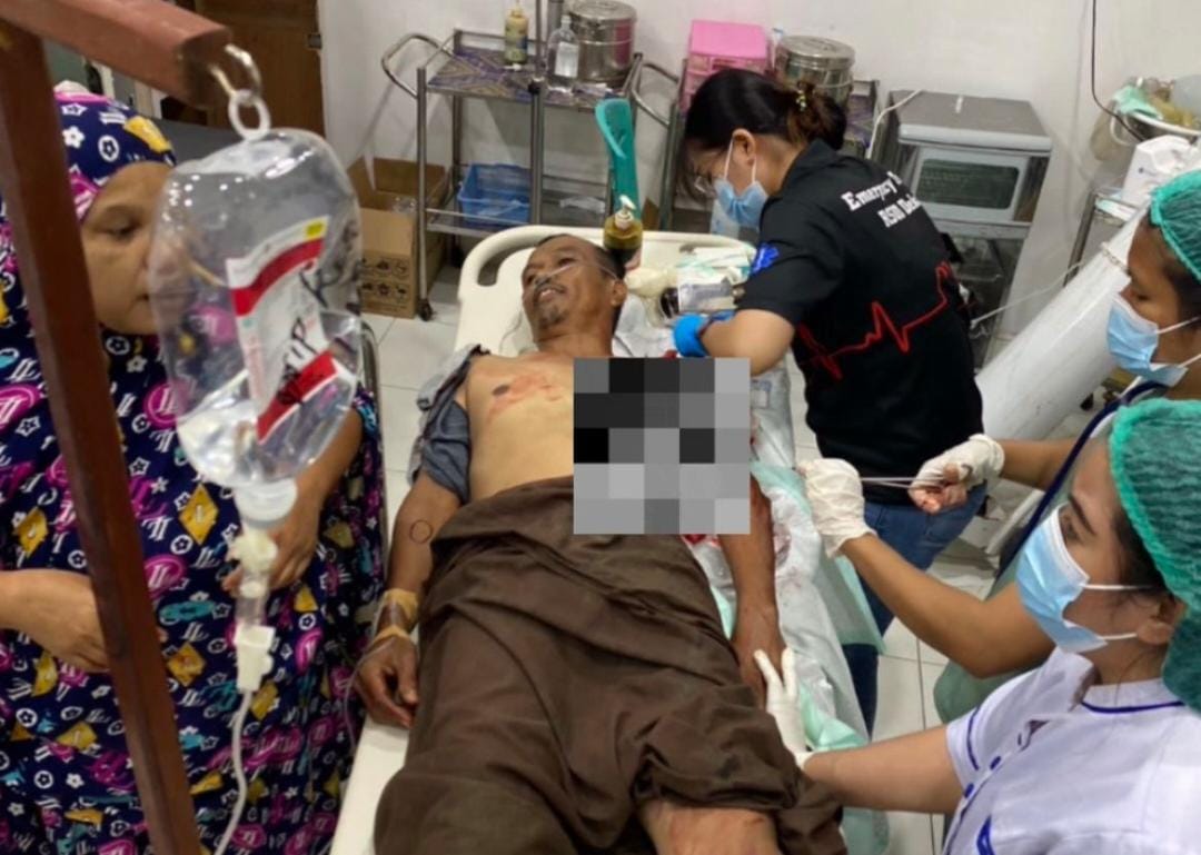 Ambotang (52), warga Dekai, korban kekerasan di Yahukimo, saat mendapatkan penanganan medis di RSUD Dekai, pada Rabu malam (22/10/2025) (CEPOSONLINE.COM/ODC)